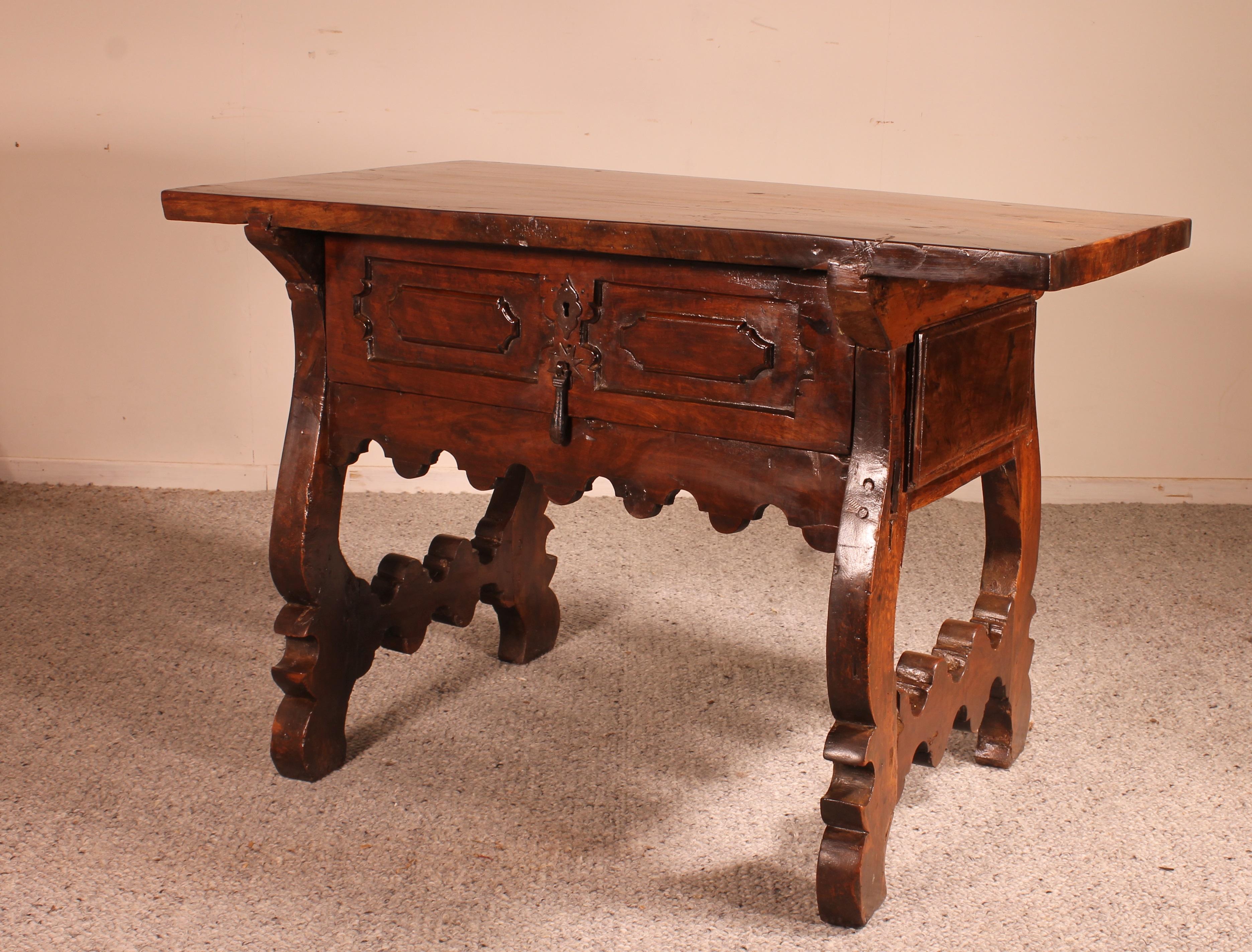 17th Century Spanish Table in Walnut For Sale 1