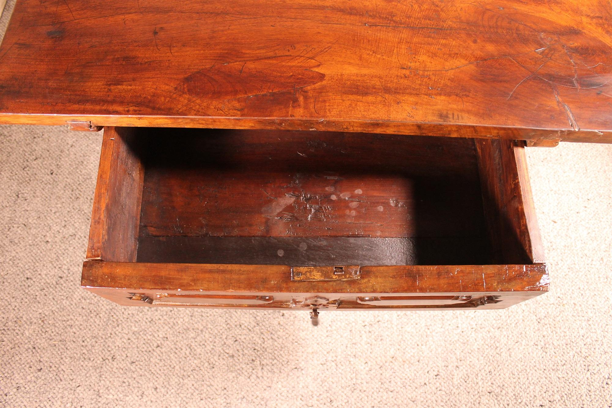 17th Century Spanish Table in Walnut For Sale 2