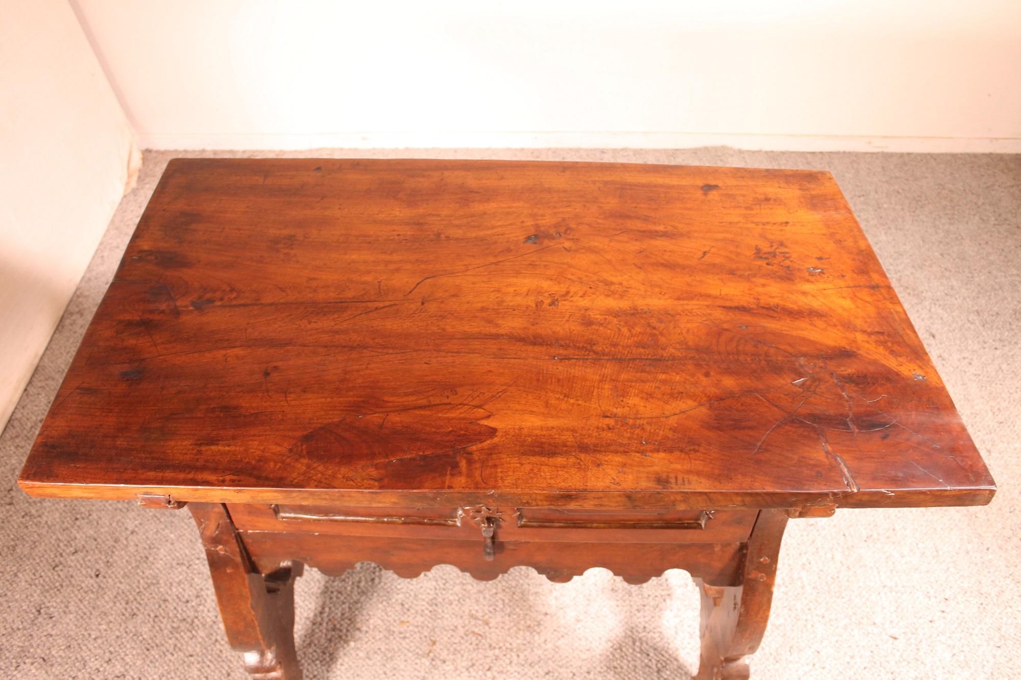 17th Century Spanish Table in Walnut For Sale 3
