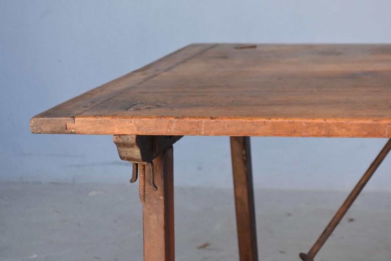 17th Century Spanish Table Travel Walnut and Wrought Iron In Good Condition For Sale In Marseille, FR