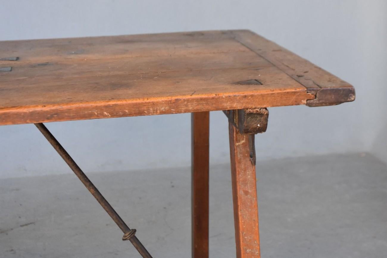 17th Century Spanish Table Travel Walnut and Wrought Iron For Sale 1
