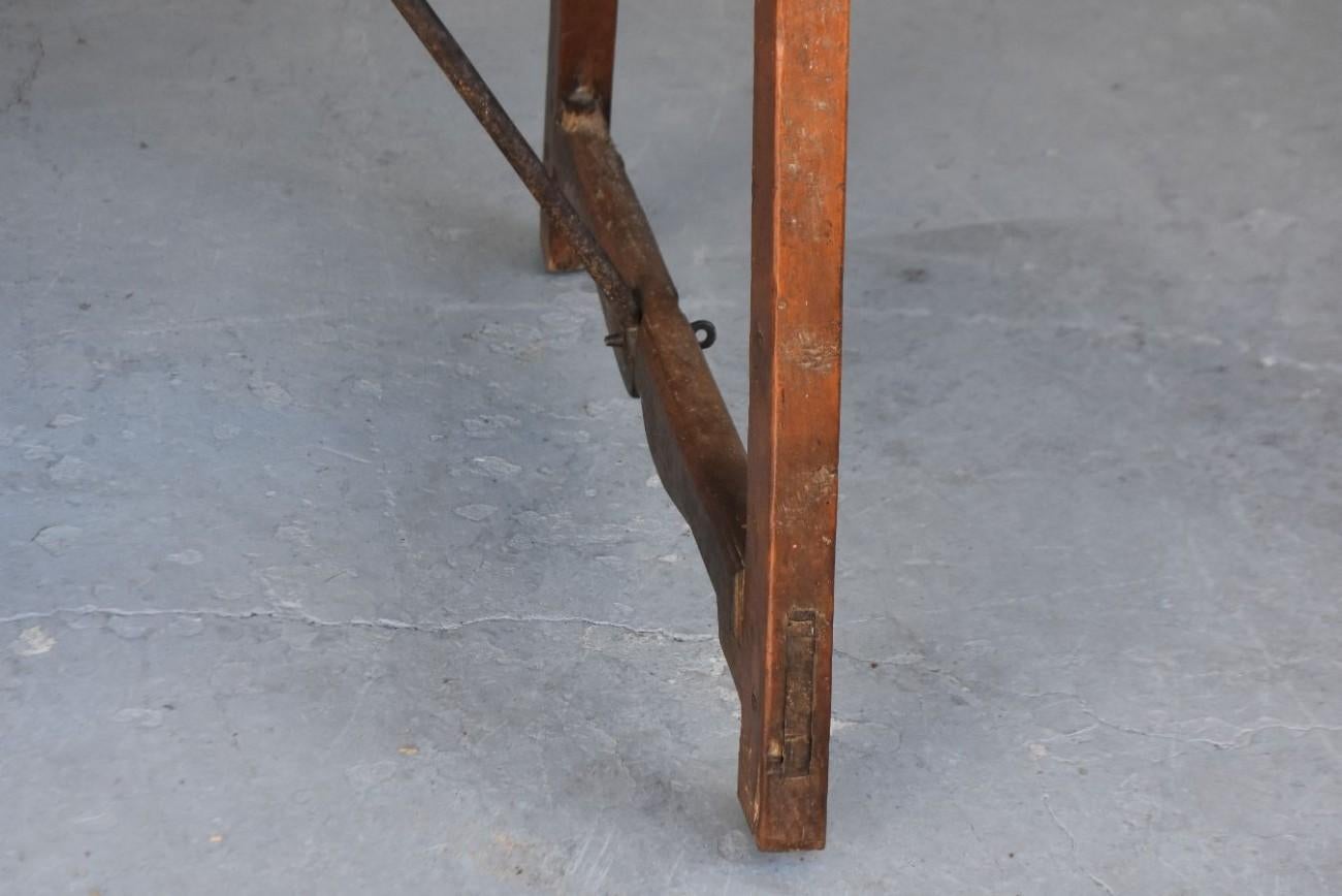 17th Century Spanish Table Travel Walnut and Wrought Iron For Sale 2