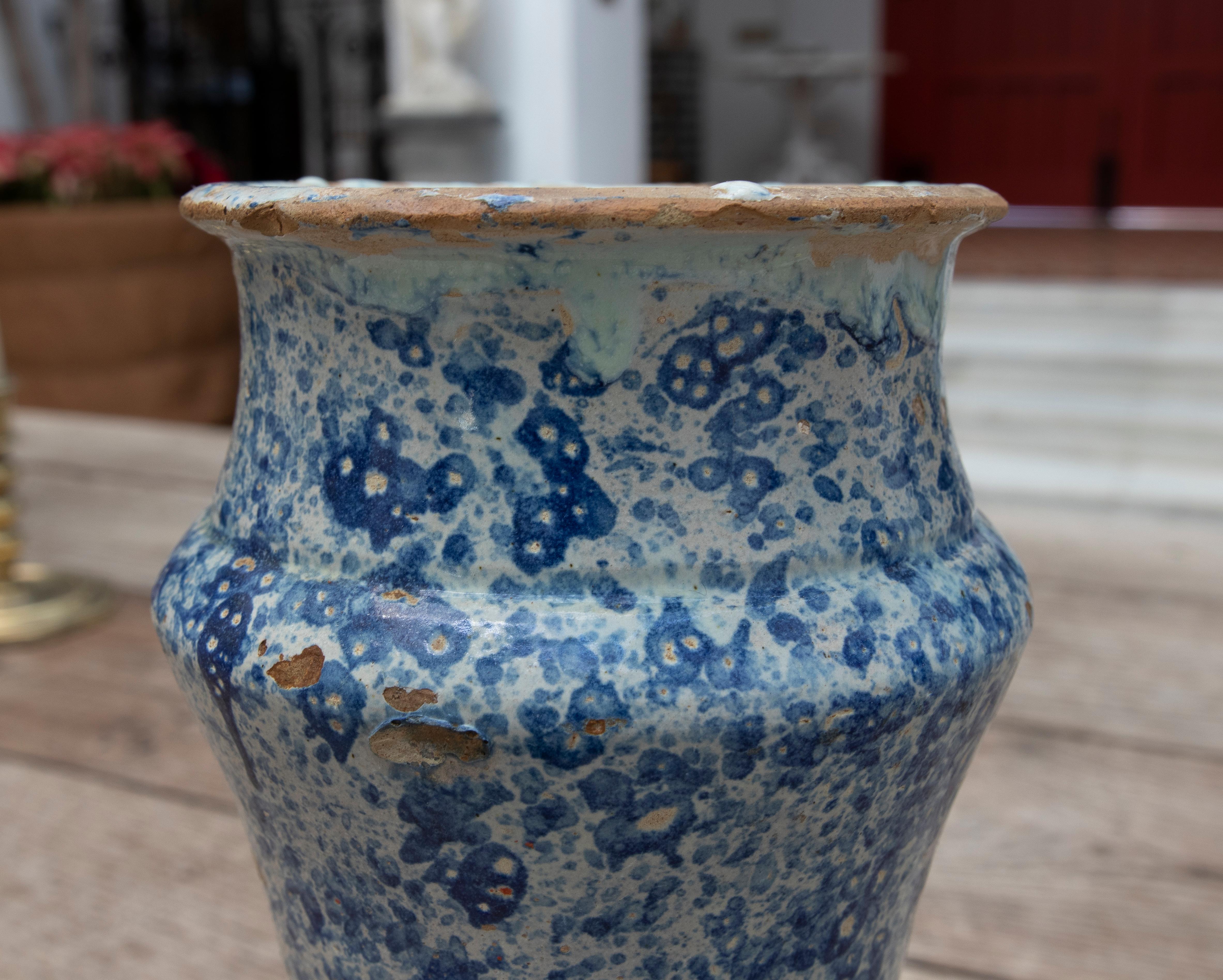 Spanisches Talavera- Pharmacy-Gefäß aus blau glasierter Keramik aus dem 17. Jahrhundert im Angebot 7