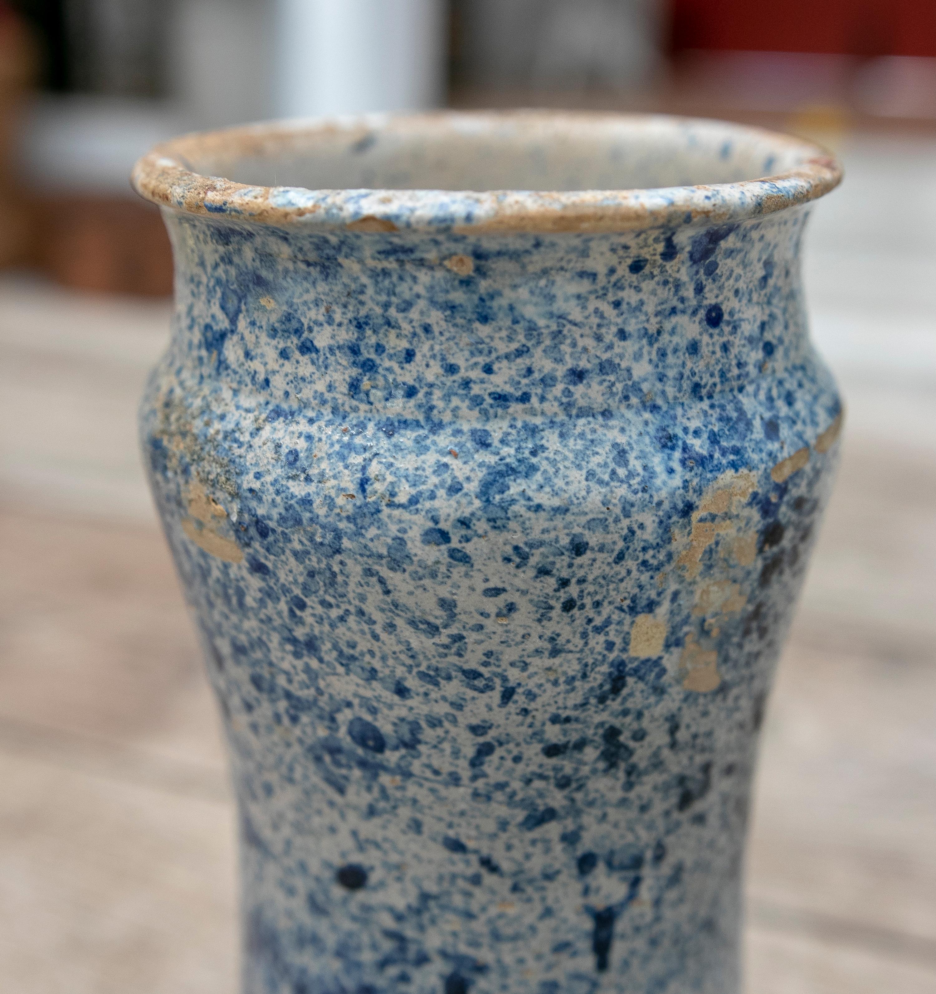 Spanisches Talavera- Pharmacy-Gefäß aus blau glasierter Keramik aus dem 17. Jahrhundert im Angebot 7