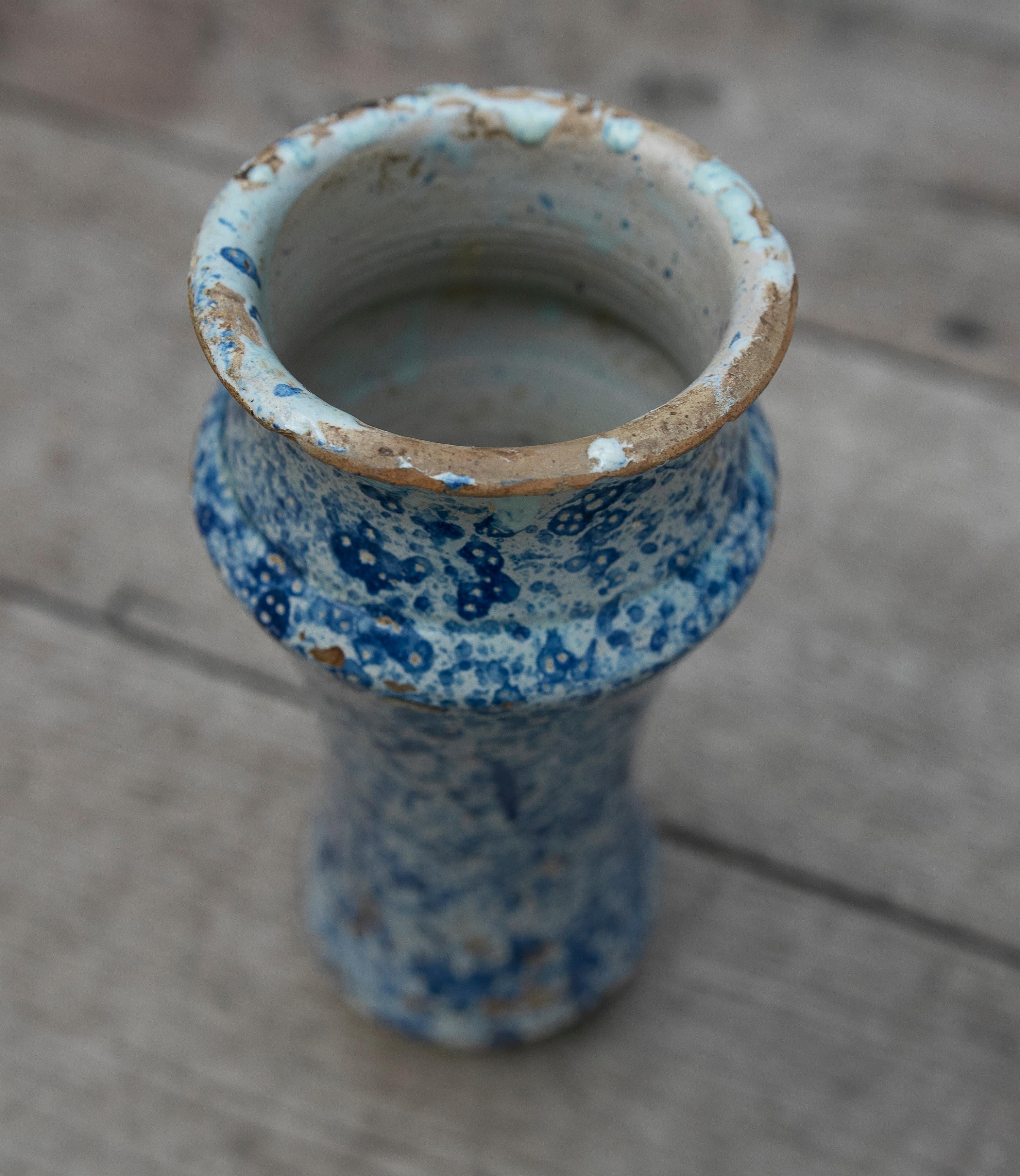 Spanisches Talavera- Pharmacy-Gefäß aus blau glasierter Keramik aus dem 17. Jahrhundert im Angebot 8