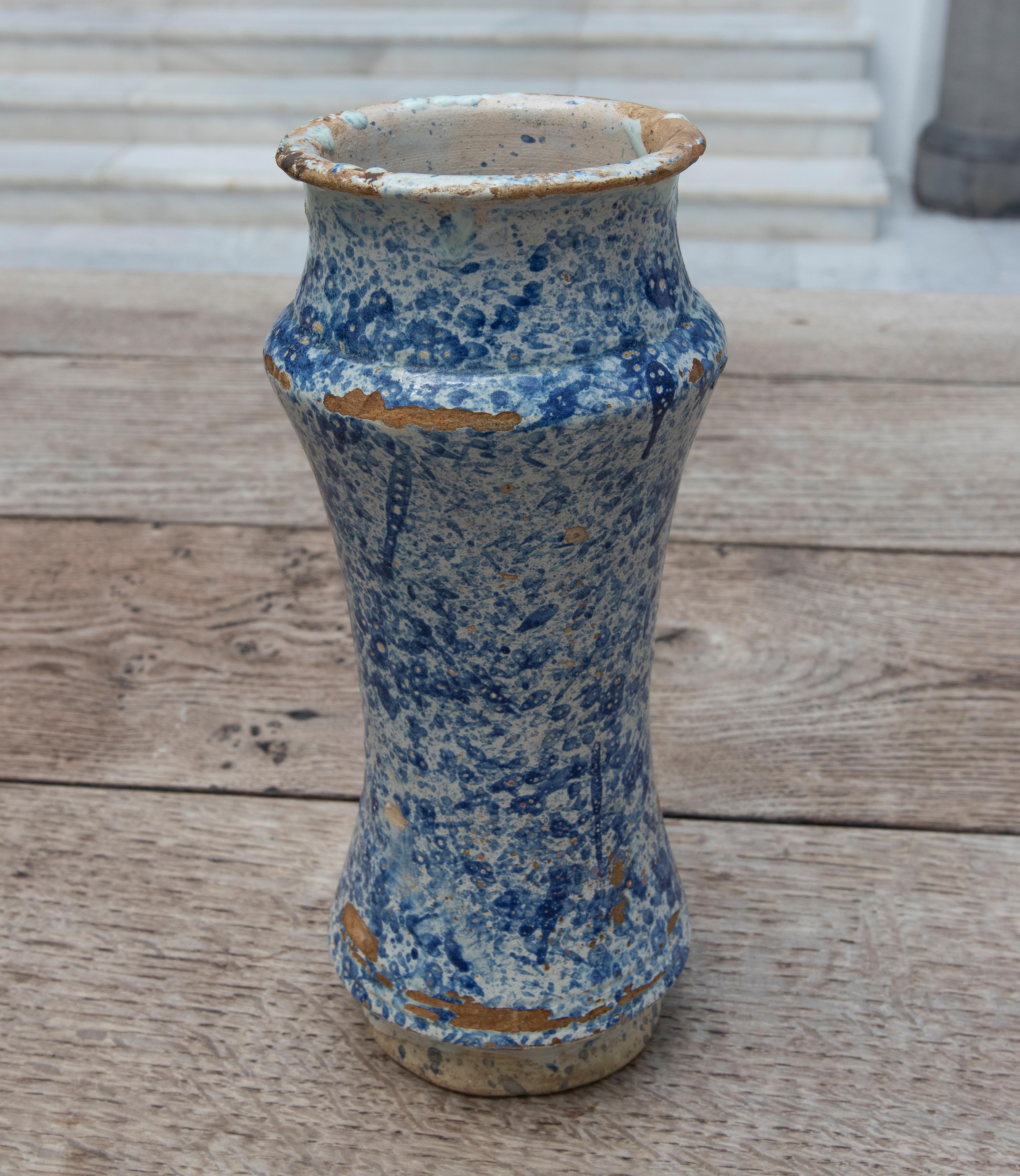 Spanischer Talavera-Apothekenkrug des 17. Jahrhunderts aus blau glasierter Keramik.