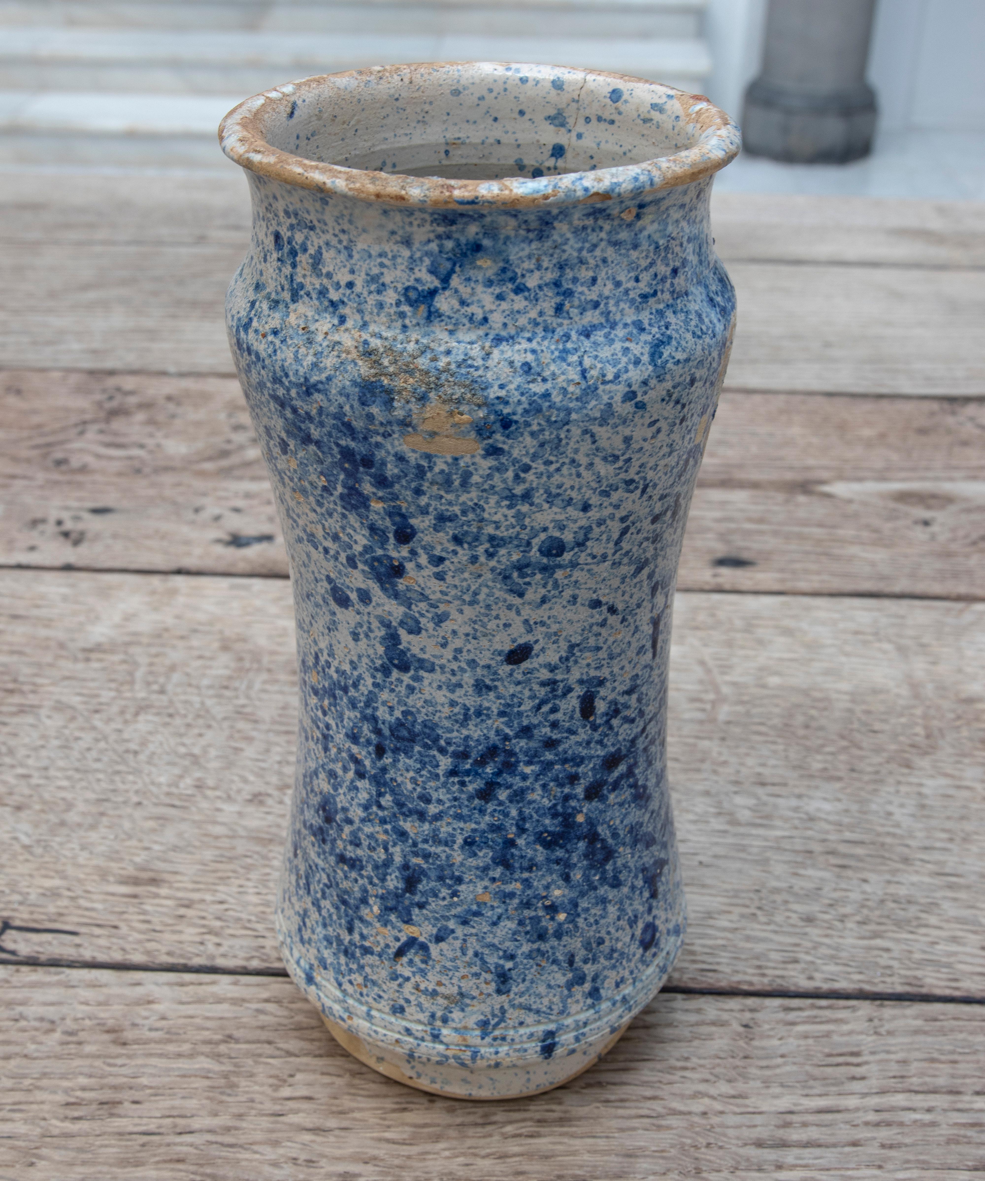 Spanischer Talavera-Apothekenkrug aus blau glasierter Keramik des 17. Jahrhunderts.
