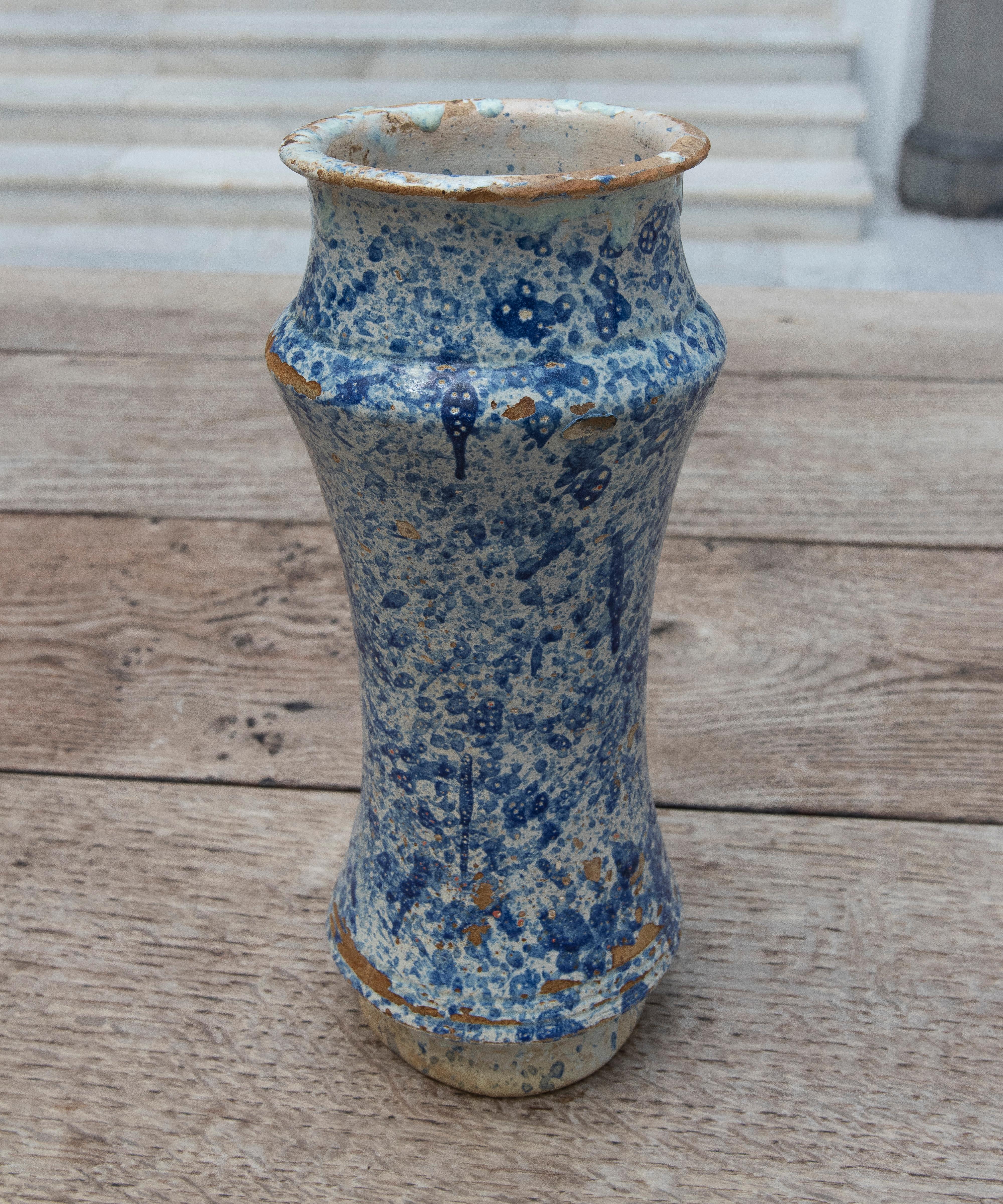 Spanisches Talavera- Pharmacy-Gefäß aus blau glasierter Keramik aus dem 17. Jahrhundert (Glasiert) im Angebot