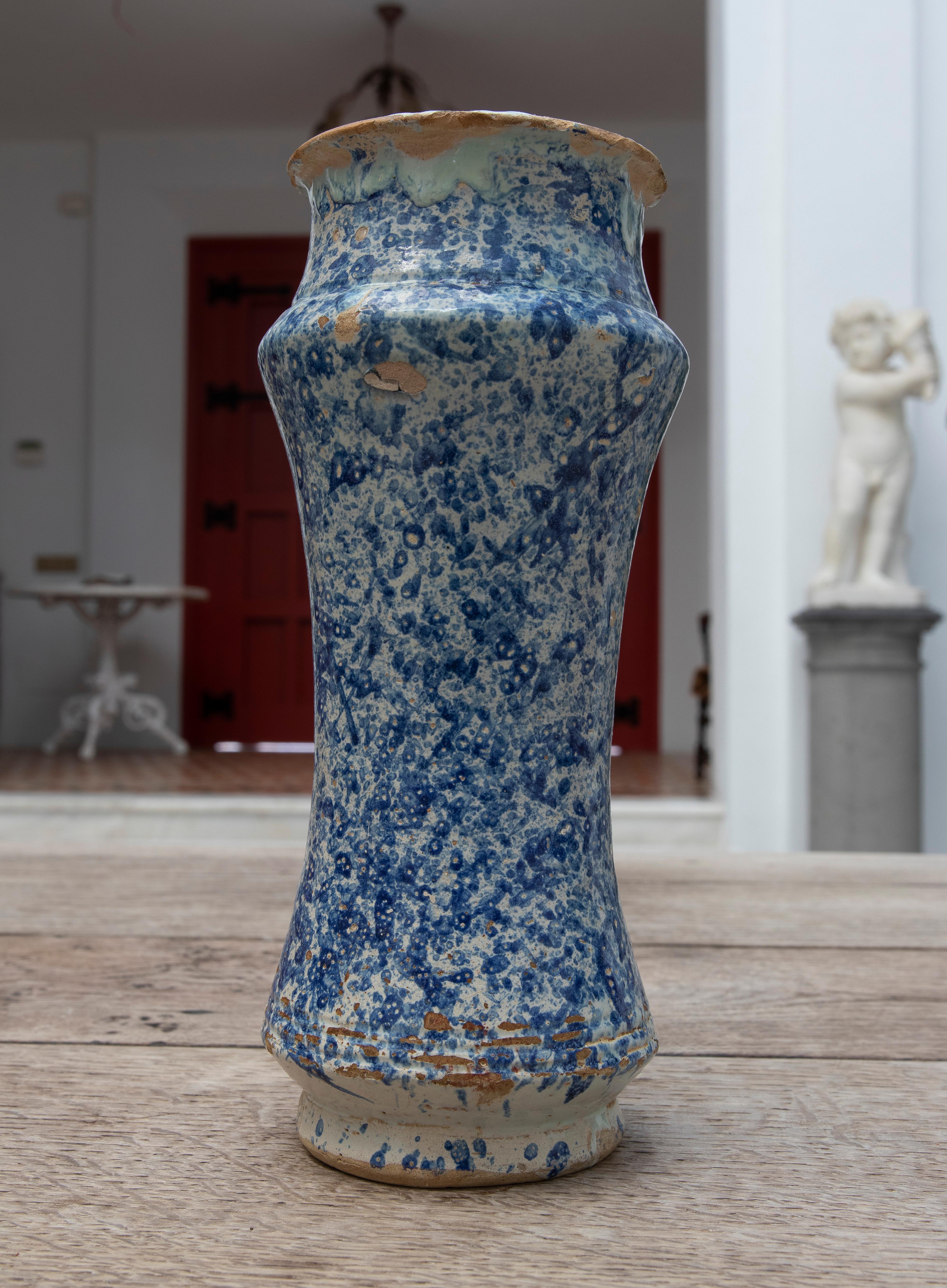 Spanisches Talavera- Pharmacy-Gefäß aus blau glasierter Keramik aus dem 17. Jahrhundert im Angebot 1