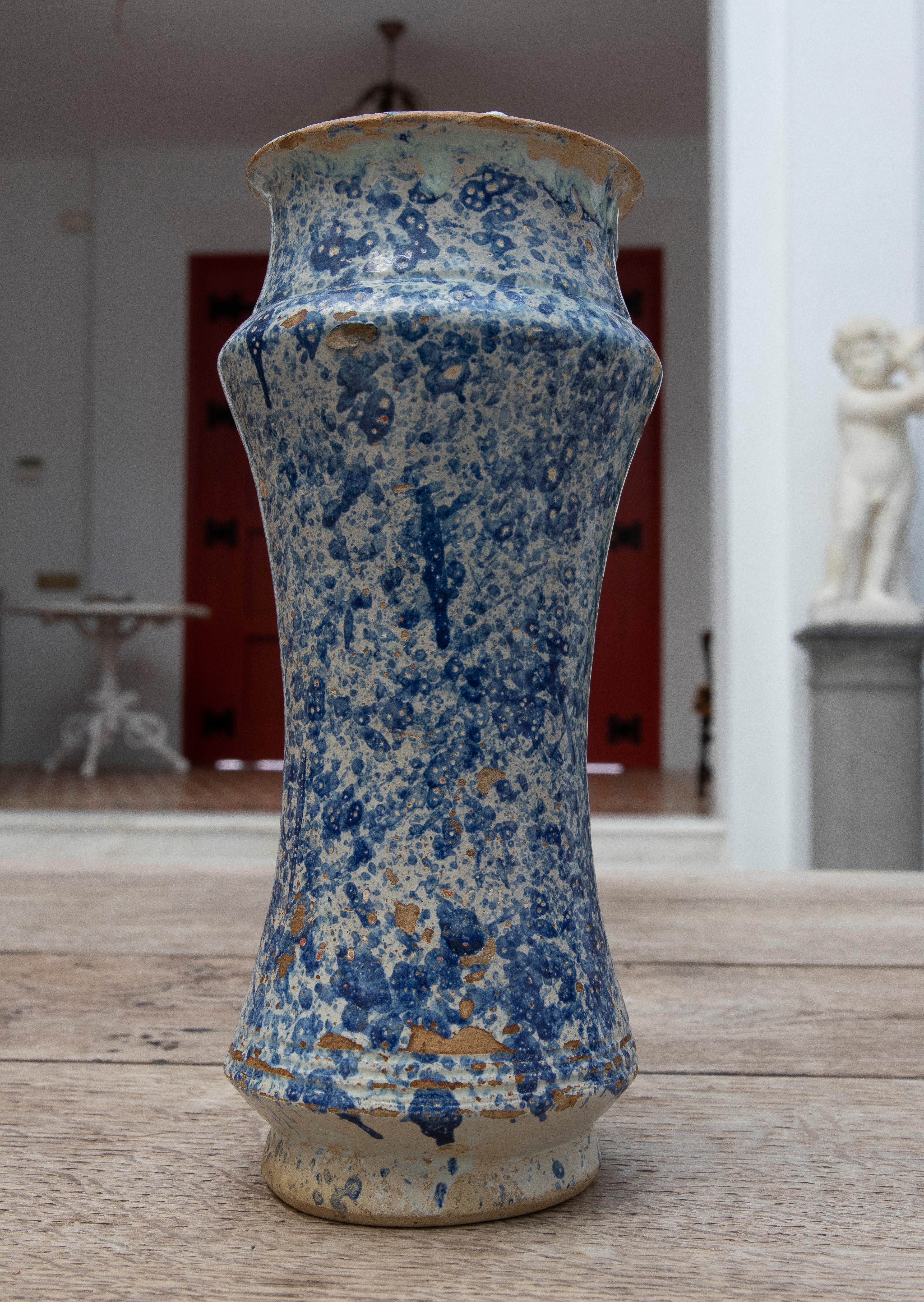 Spanisches Talavera- Pharmacy-Gefäß aus blau glasierter Keramik aus dem 17. Jahrhundert im Angebot 3