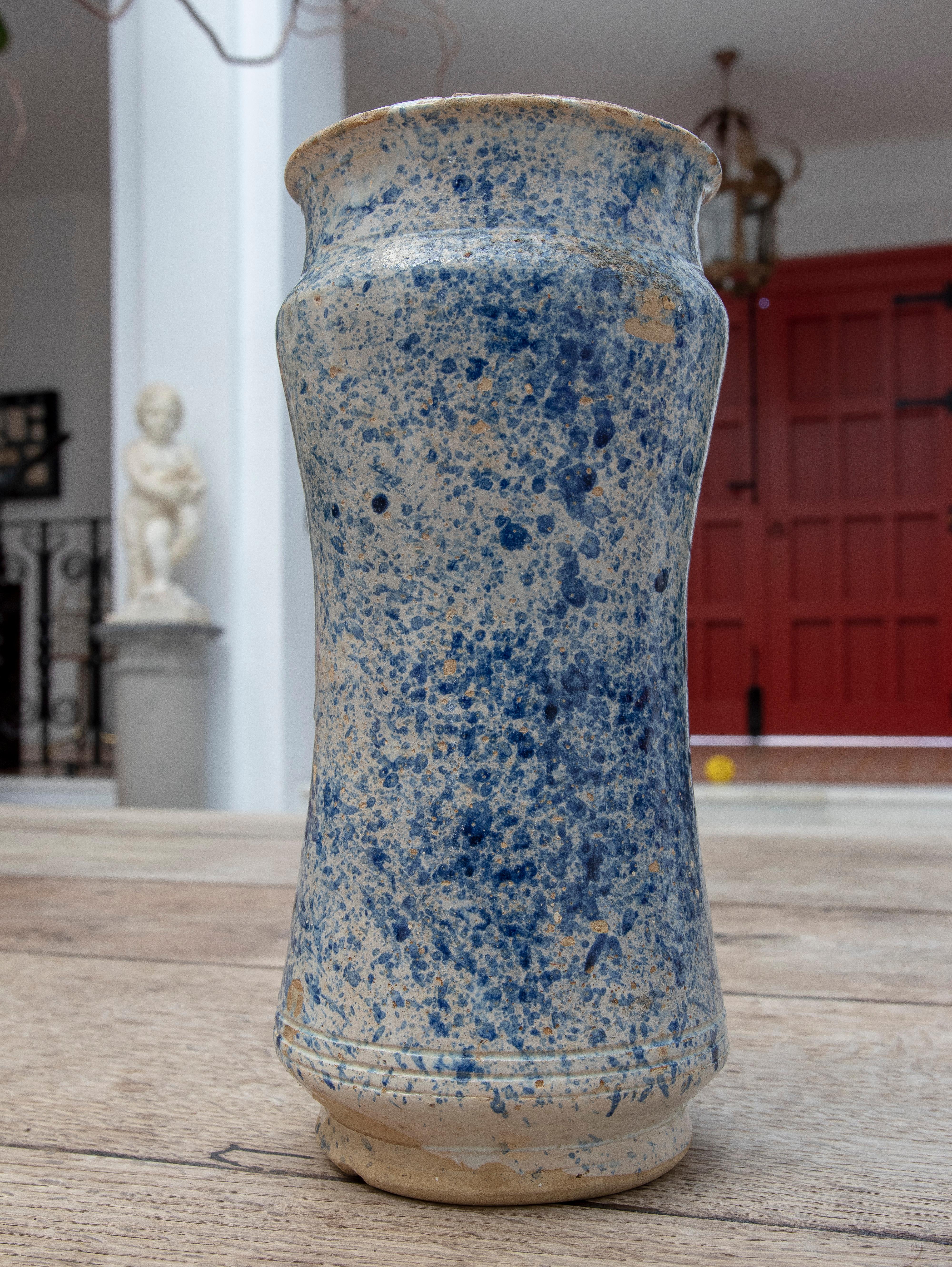 Spanisches Talavera- Pharmacy-Gefäß aus blau glasierter Keramik aus dem 17. Jahrhundert im Angebot 3