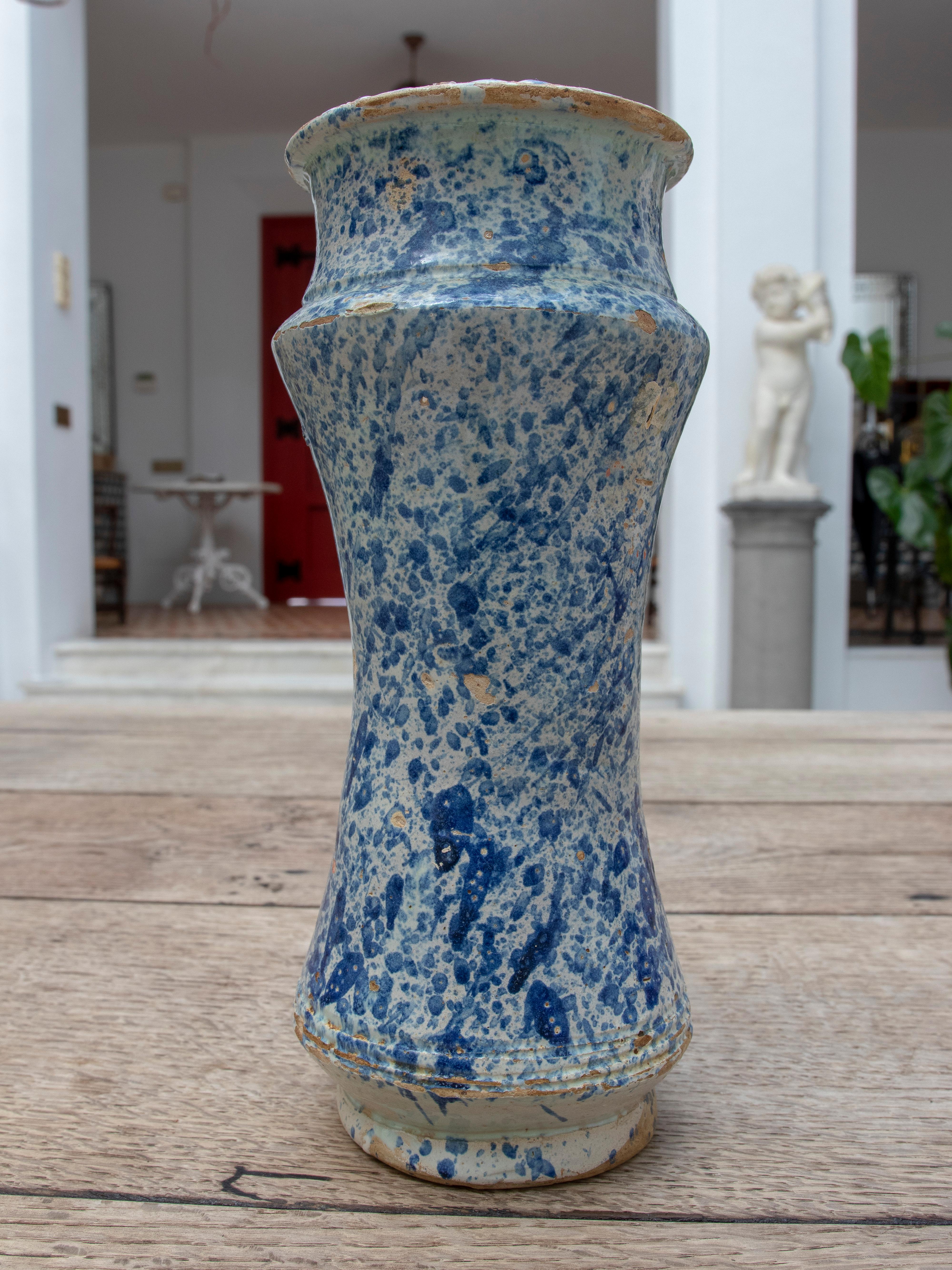 Jarre de pharmacie espagnole Talavera du 17ème siècle en céramique émaillée bleue en vente 1