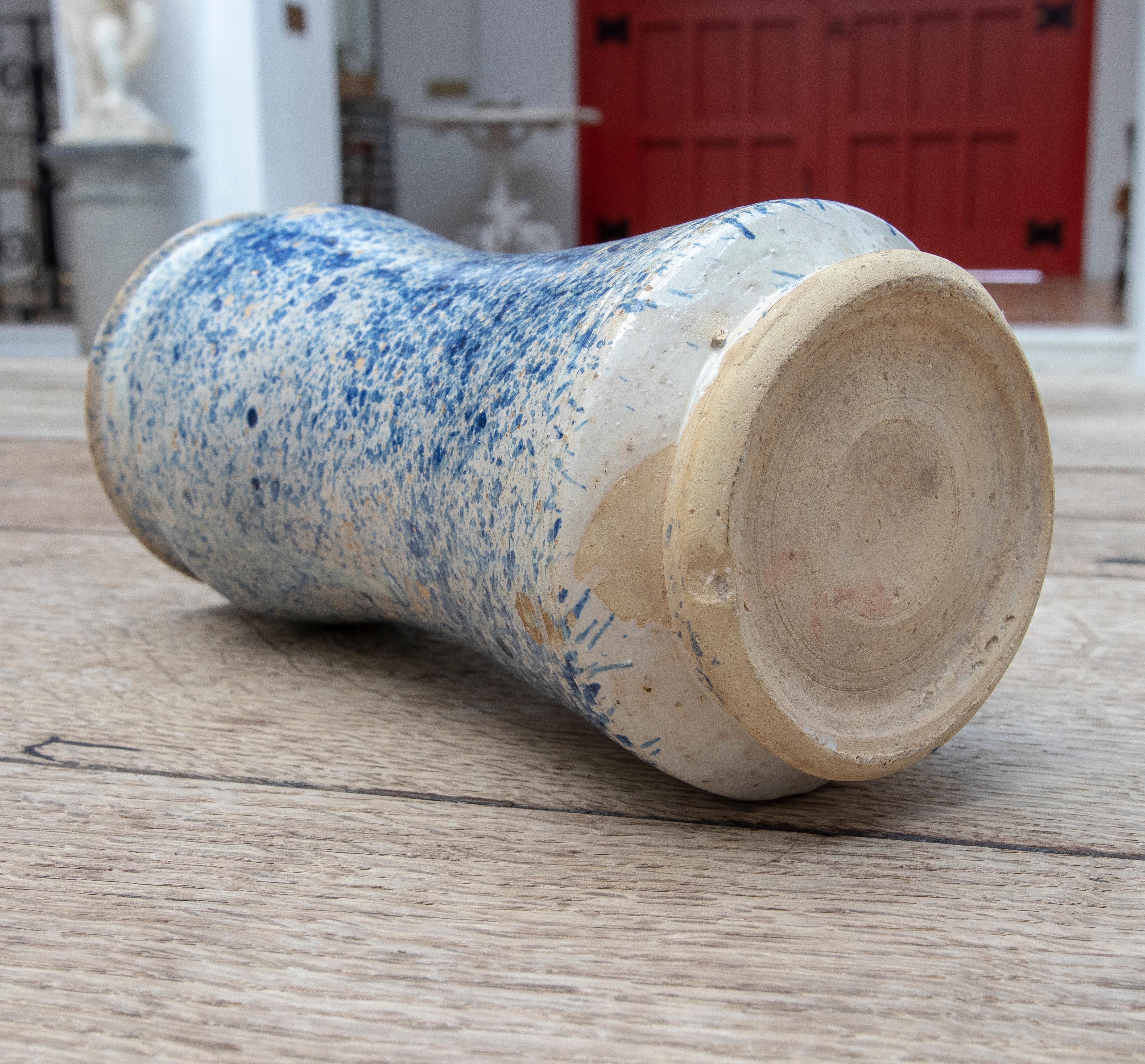 Spanisches Talavera- Pharmacy-Gefäß aus blau glasierter Keramik aus dem 17. Jahrhundert im Angebot 4