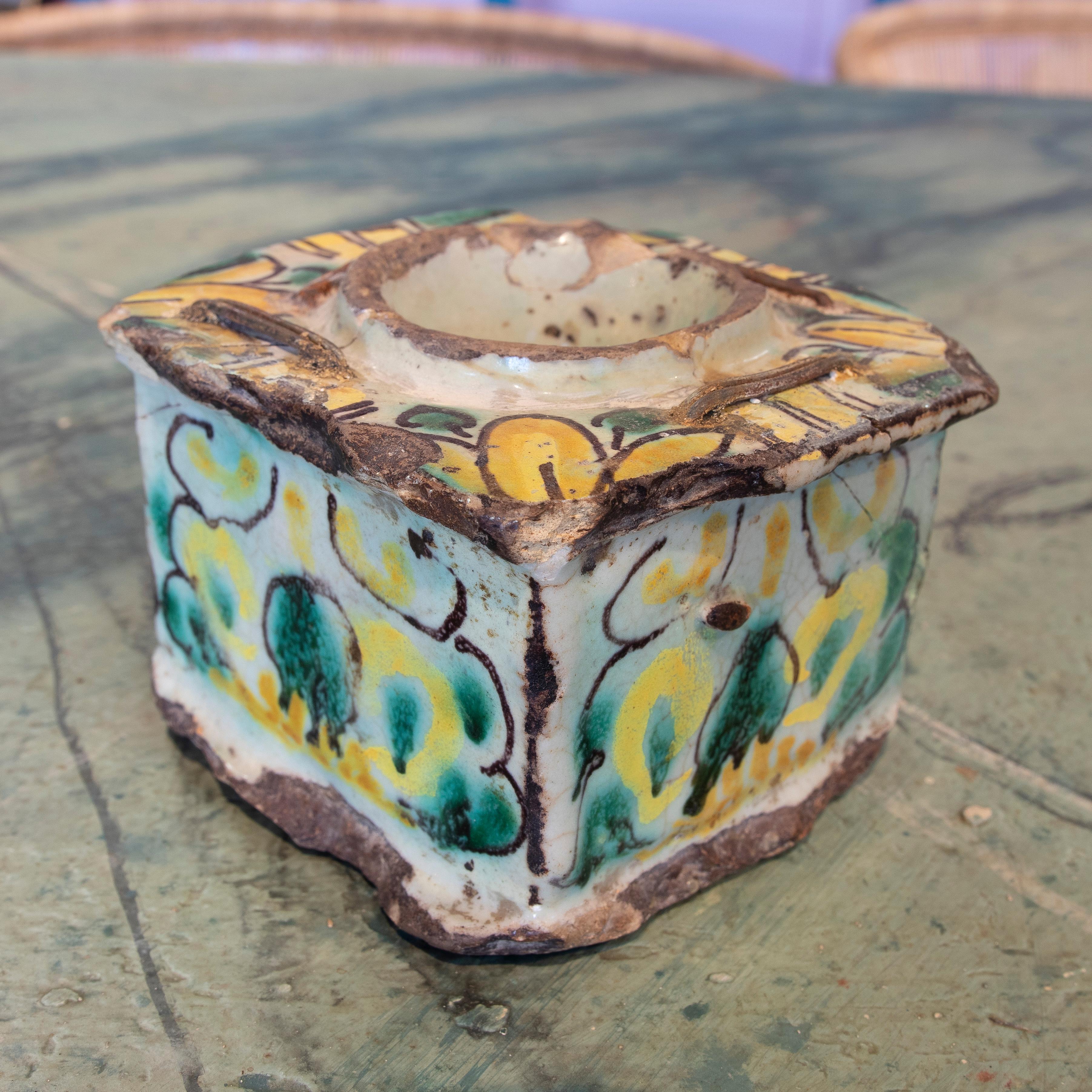 Antiker traditioneller spanischer Talavera-Tintenhalter aus glasierter Keramik aus dem 17. Jahrhundert.