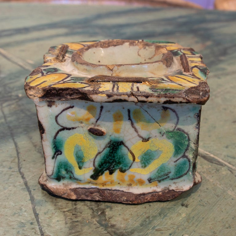17th Century Spanish Traditional Talavera Glazed Ceramic Ink Holder In Good Condition For Sale In Malaga, ES