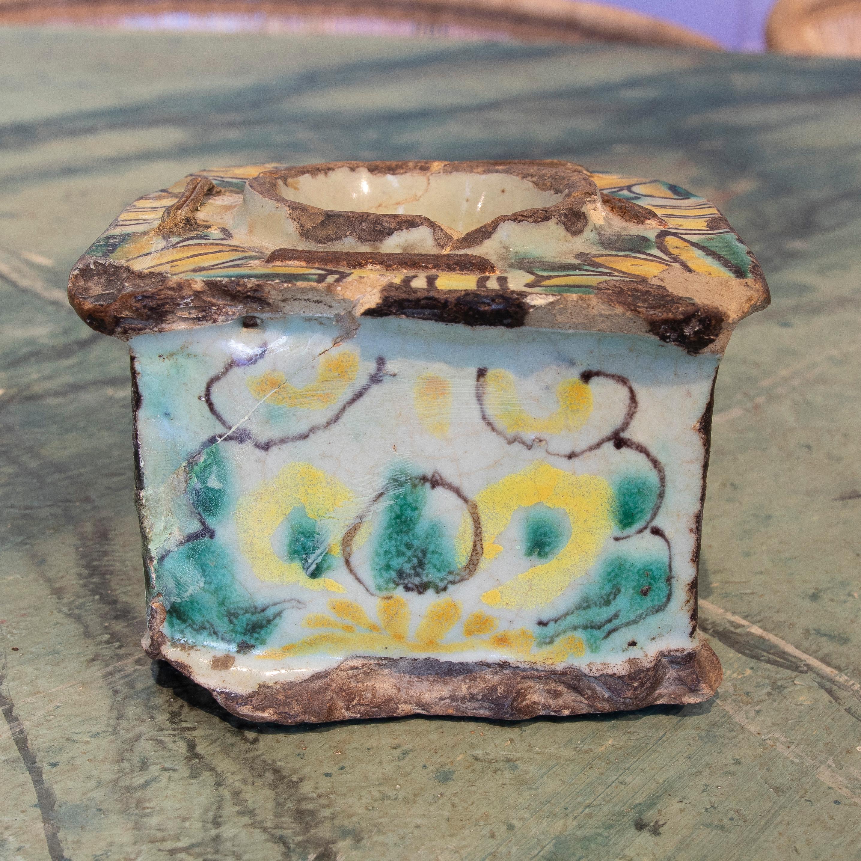 17th Century Spanish Traditional Talavera Glazed Ceramic Ink Holder For Sale 1