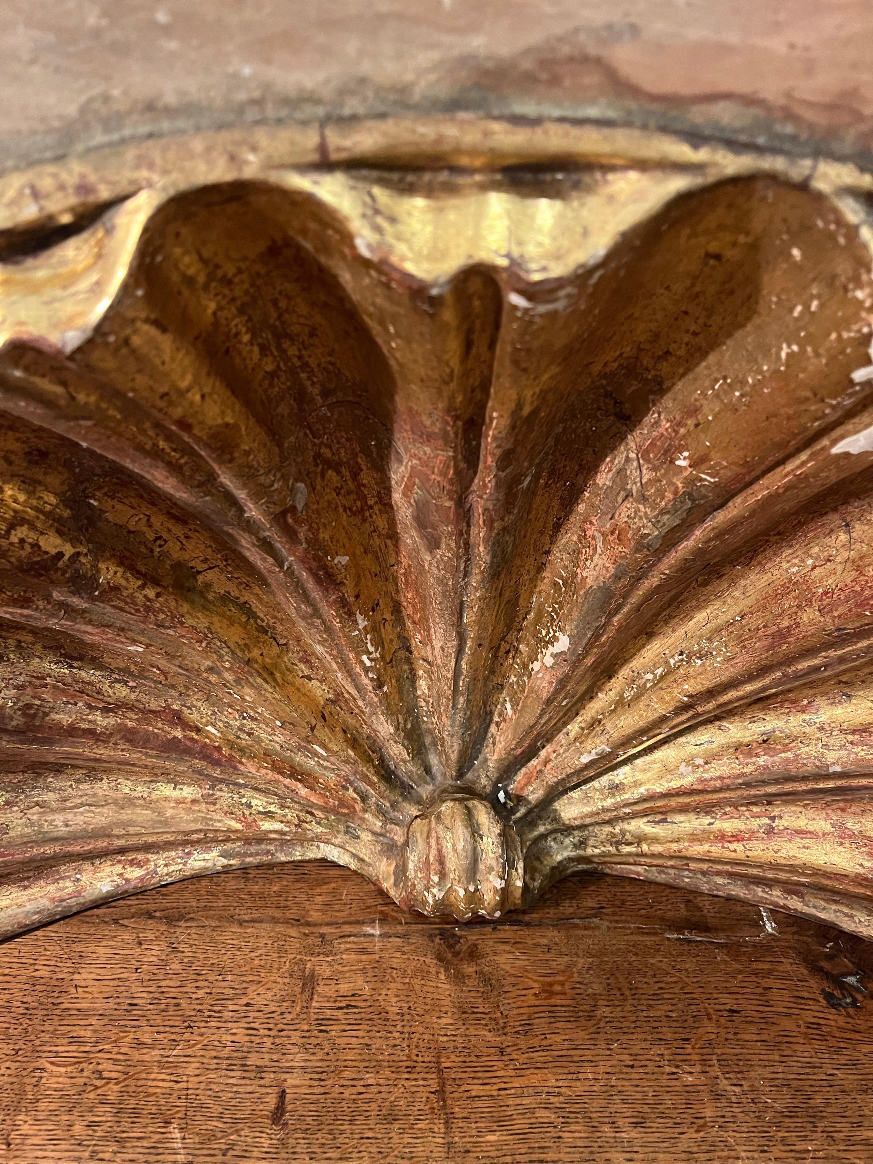 Upper part of an altar niche, from the Spanish Baroque period, in the shape of a shell, which in turn would have been part of a Baroque altarpiece, characterized by profuse and exuberant ornamentation, in many cases, polychrome or covered with gold