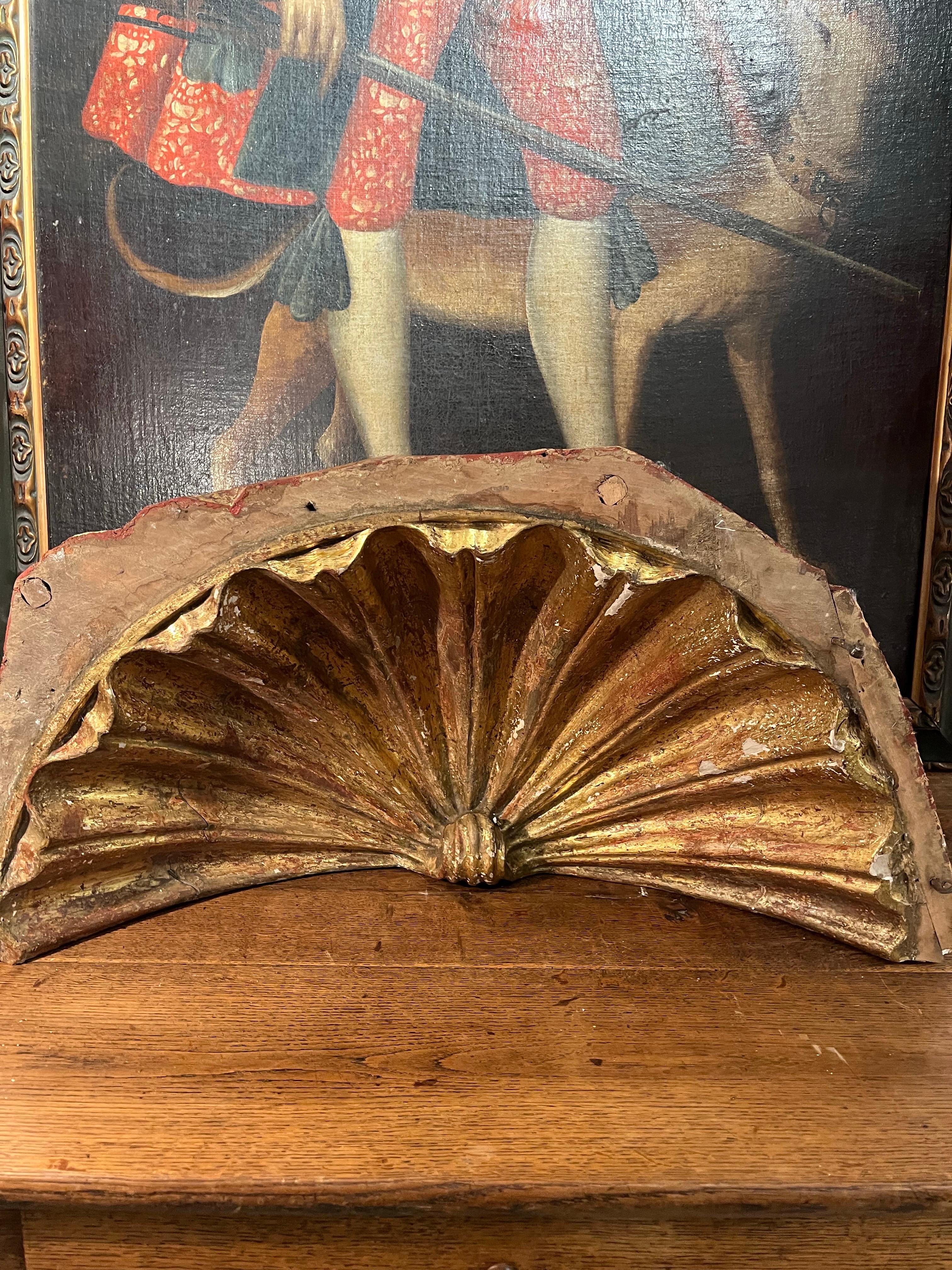Retablo Nicho Superior Español Siglo XVII Madera Tallada Madera dorada en venta