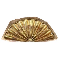 Pala d'altare spagnola del XVII secolo con nicchia superiore in legno intagliato