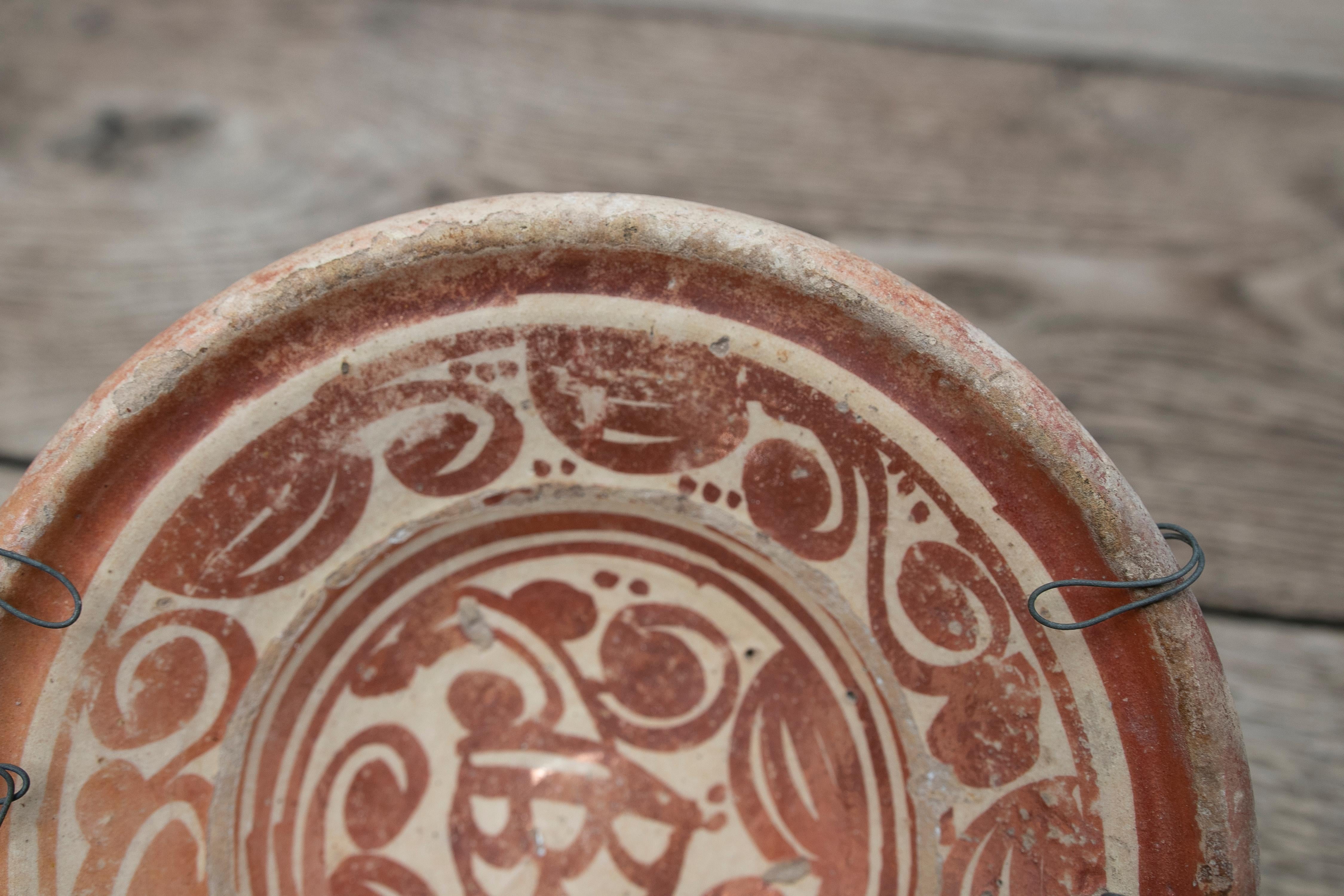 Geschmolzene Keramik mit Metalldekor
Es handelt sich um eine 