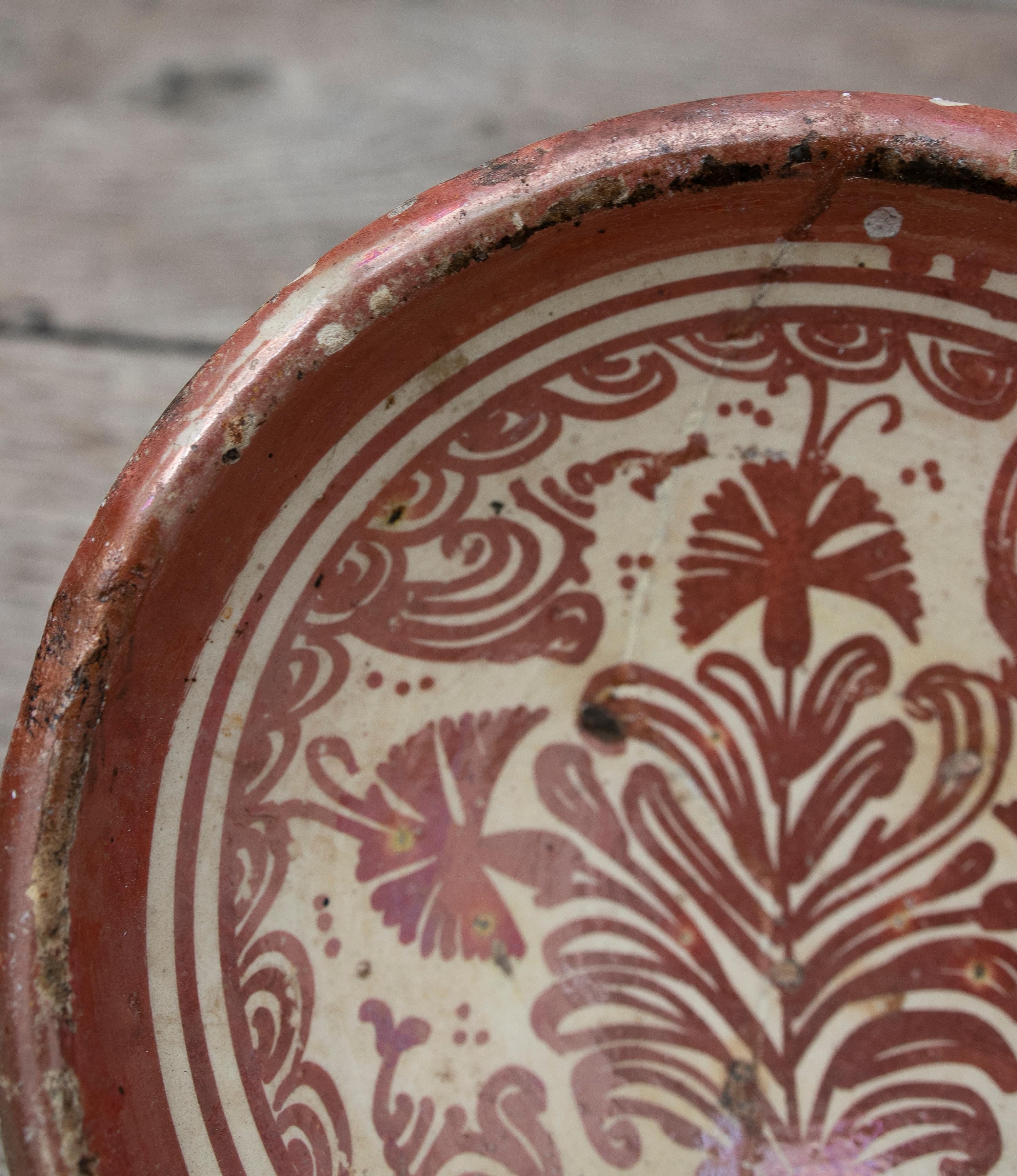 Ceramica lavorata con decorazione di riflessi metallici
Si tratta di una ceramica esmaltada, cioè con un bagno di esmalte bianco, molto puro nei migliori esemplari, che si cuoce nel forno. Su di esso, già freddo, si decora con un pigmento composto
