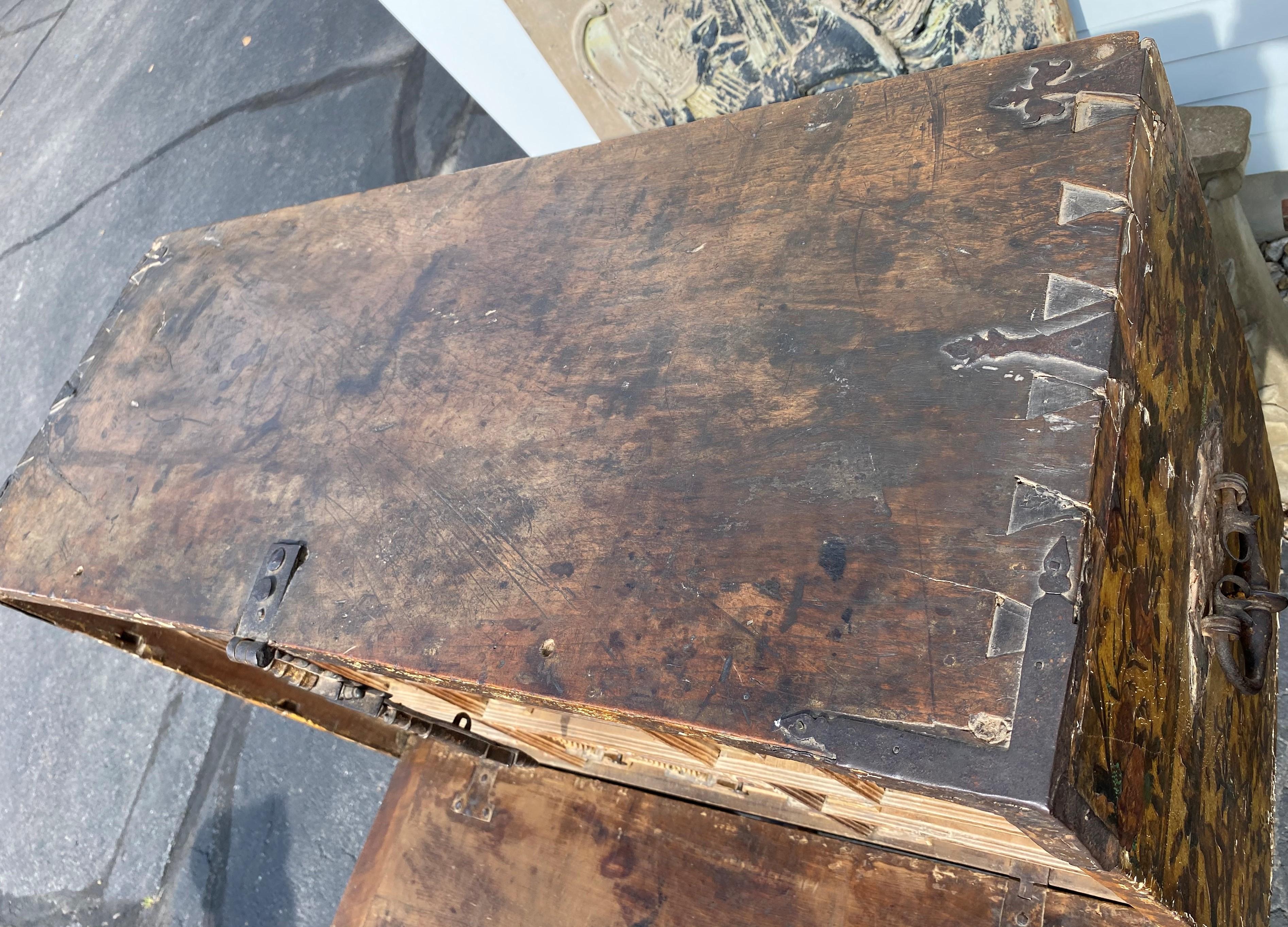 Vargueno spagnolo del XVII secolo con esterno a decoupage su base barocca in vendita 6