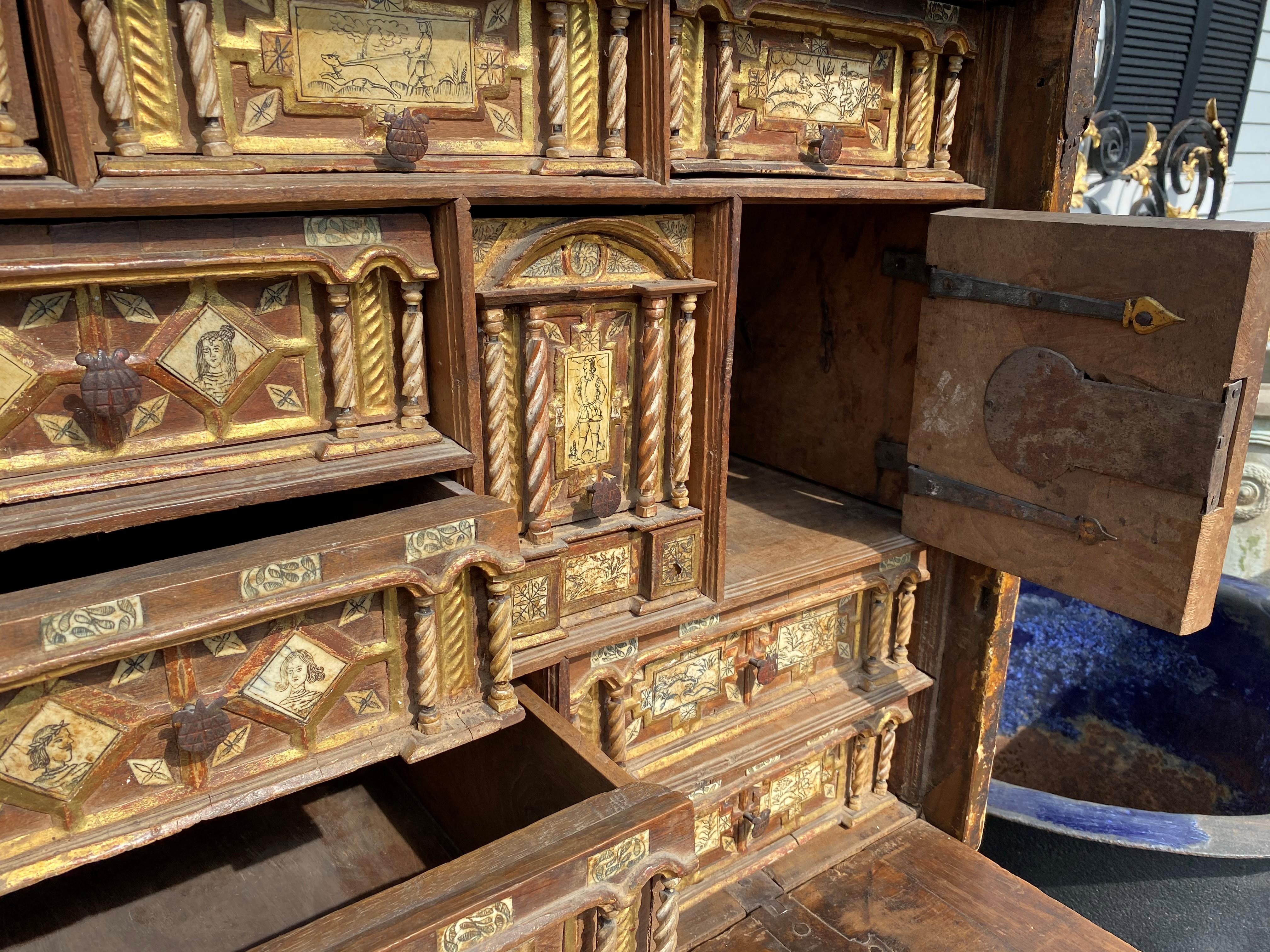 Osso Vargueno spagnolo del XVII secolo con esterno a decoupage su base barocca in vendita