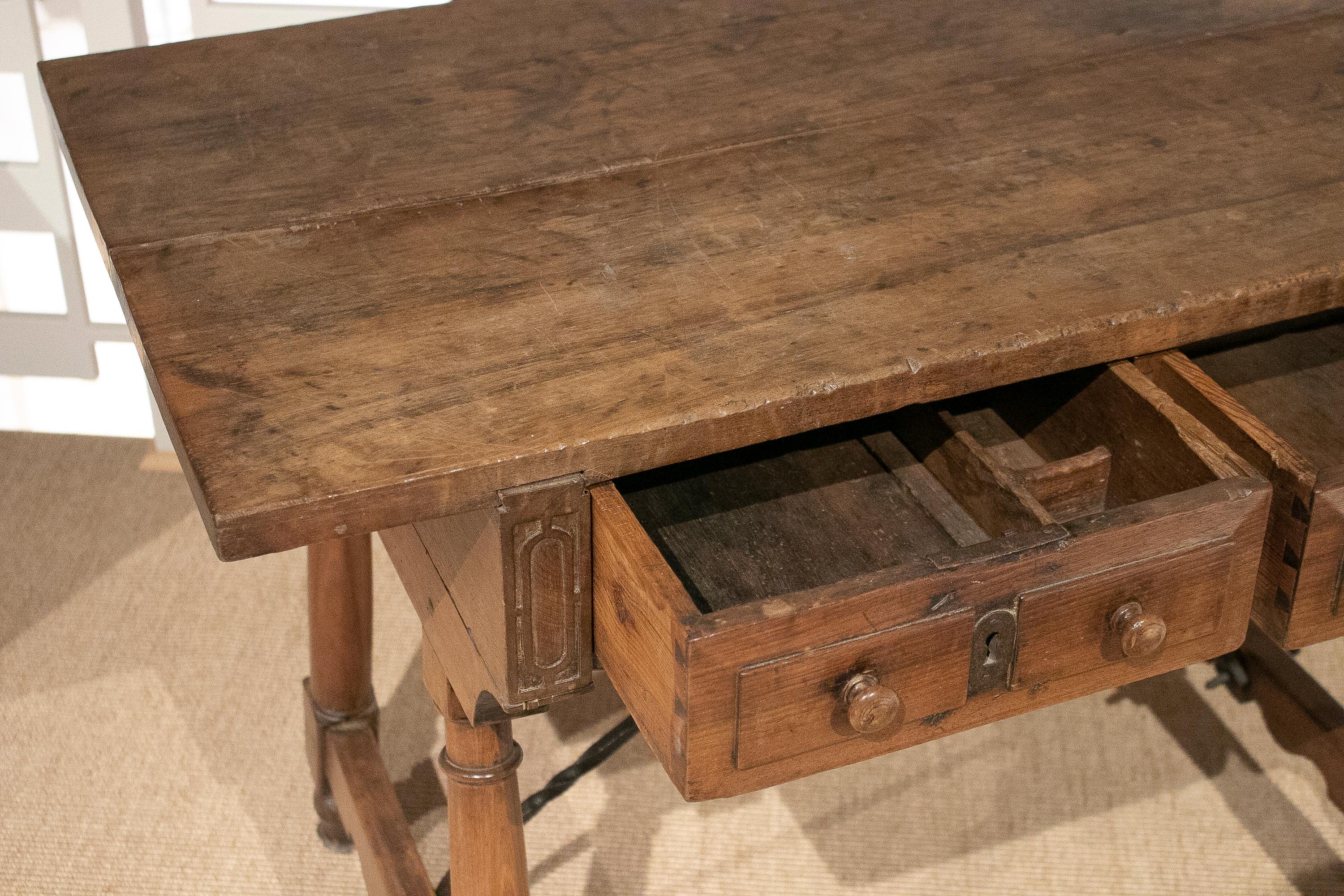 Spanischer 2-Schubladen-Tisch aus Nussbaumholz mit originalen Eisenbeschlägen aus dem 17. Jahrhundert im Angebot 5