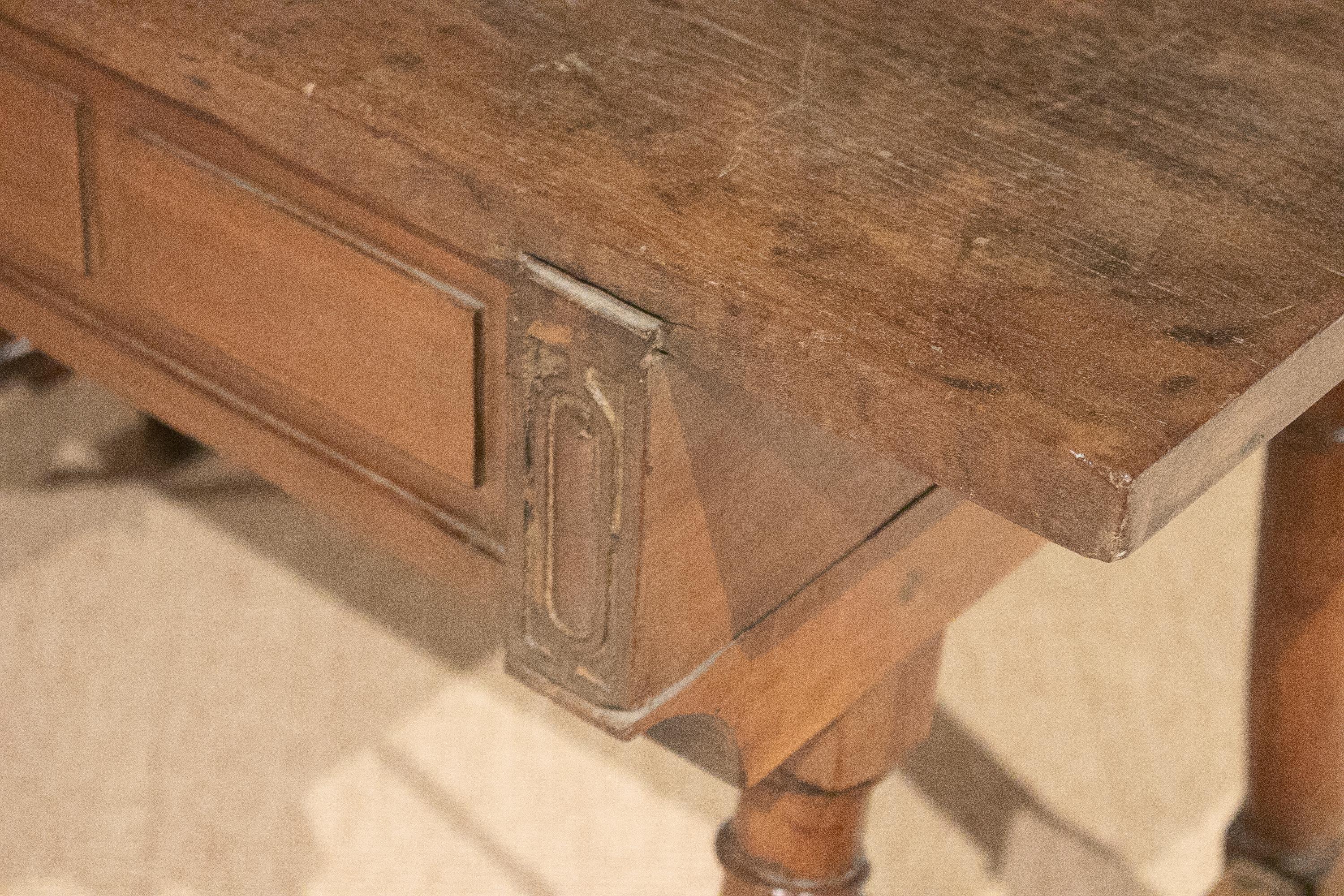 Spanischer 2-Schubladen-Tisch aus Nussbaumholz mit originalen Eisenbeschlägen aus dem 17. Jahrhundert im Angebot 8