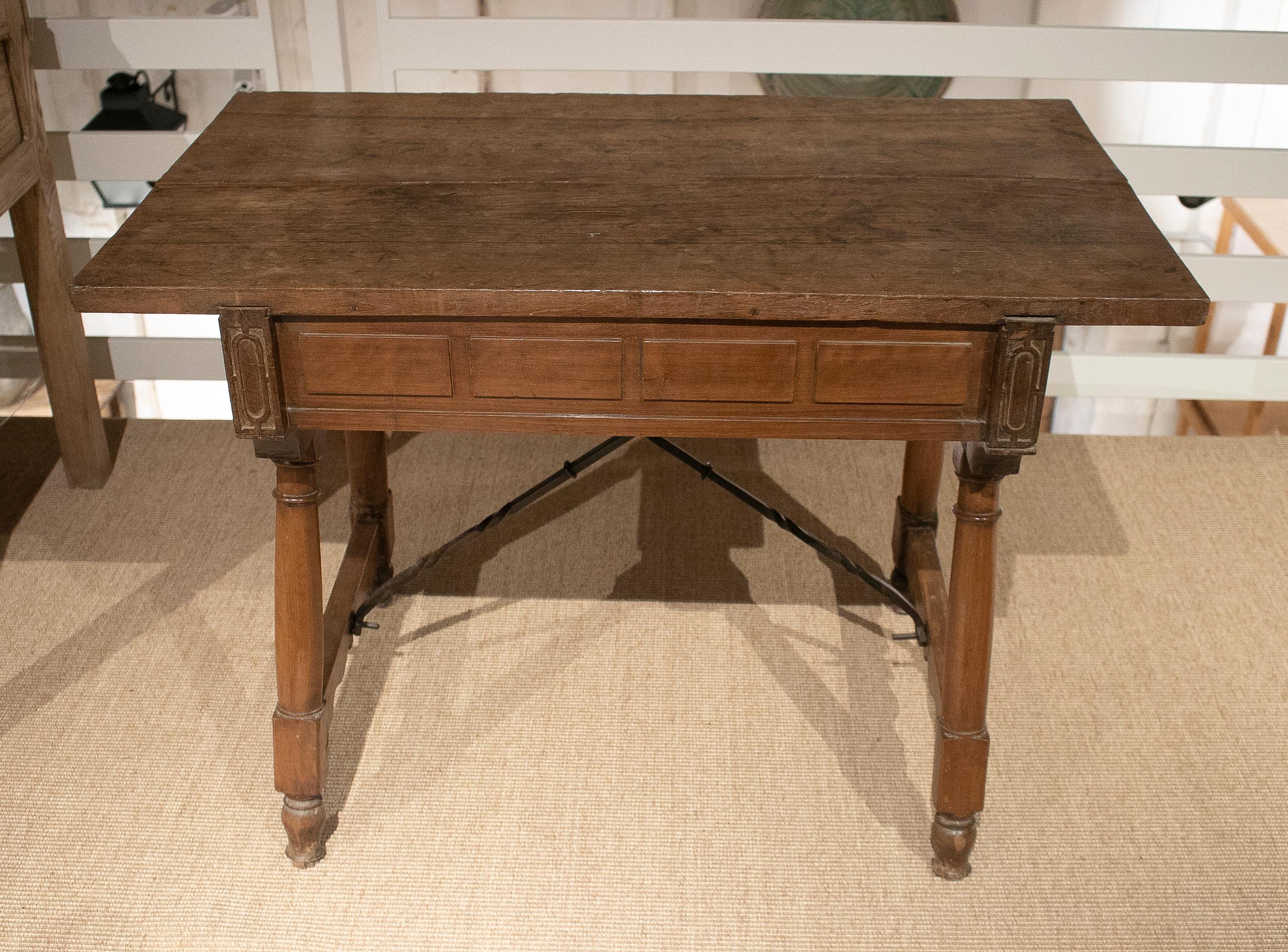 Spanischer 2-Schubladen-Tisch aus Nussbaumholz mit originalen Eisenbeschlägen aus dem 17. Jahrhundert im Angebot 9