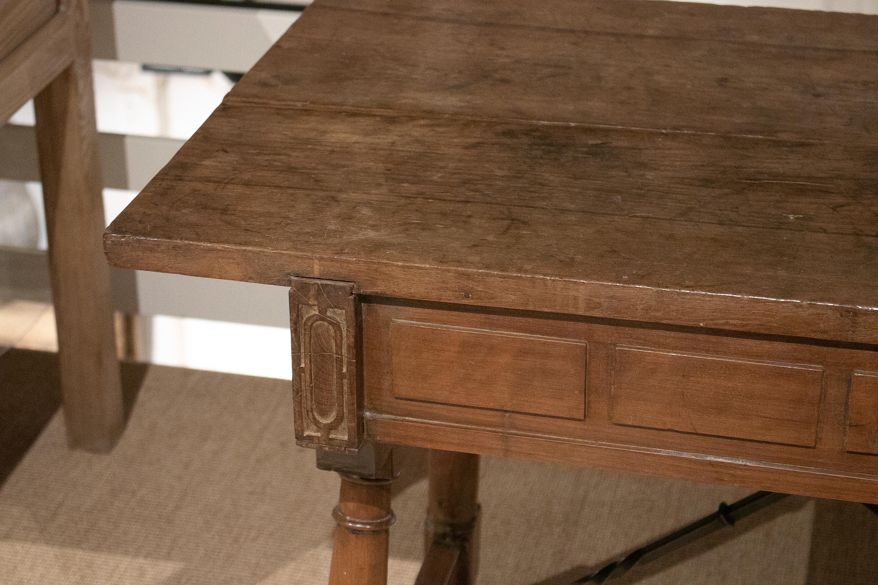 Spanischer 2-Schubladen-Tisch aus Nussbaumholz mit originalen Eisenbeschlägen aus dem 17. Jahrhundert im Angebot 10