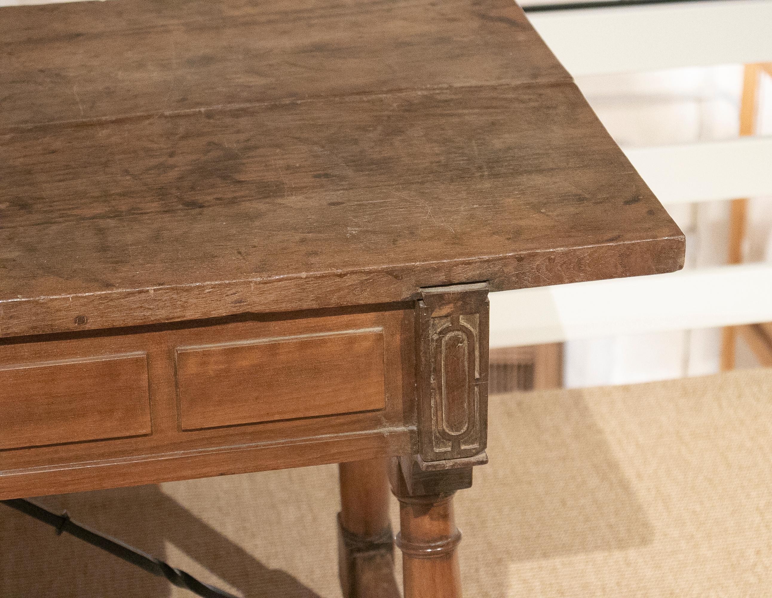 Spanischer 2-Schubladen-Tisch aus Nussbaumholz mit originalen Eisenbeschlägen aus dem 17. Jahrhundert im Angebot 11