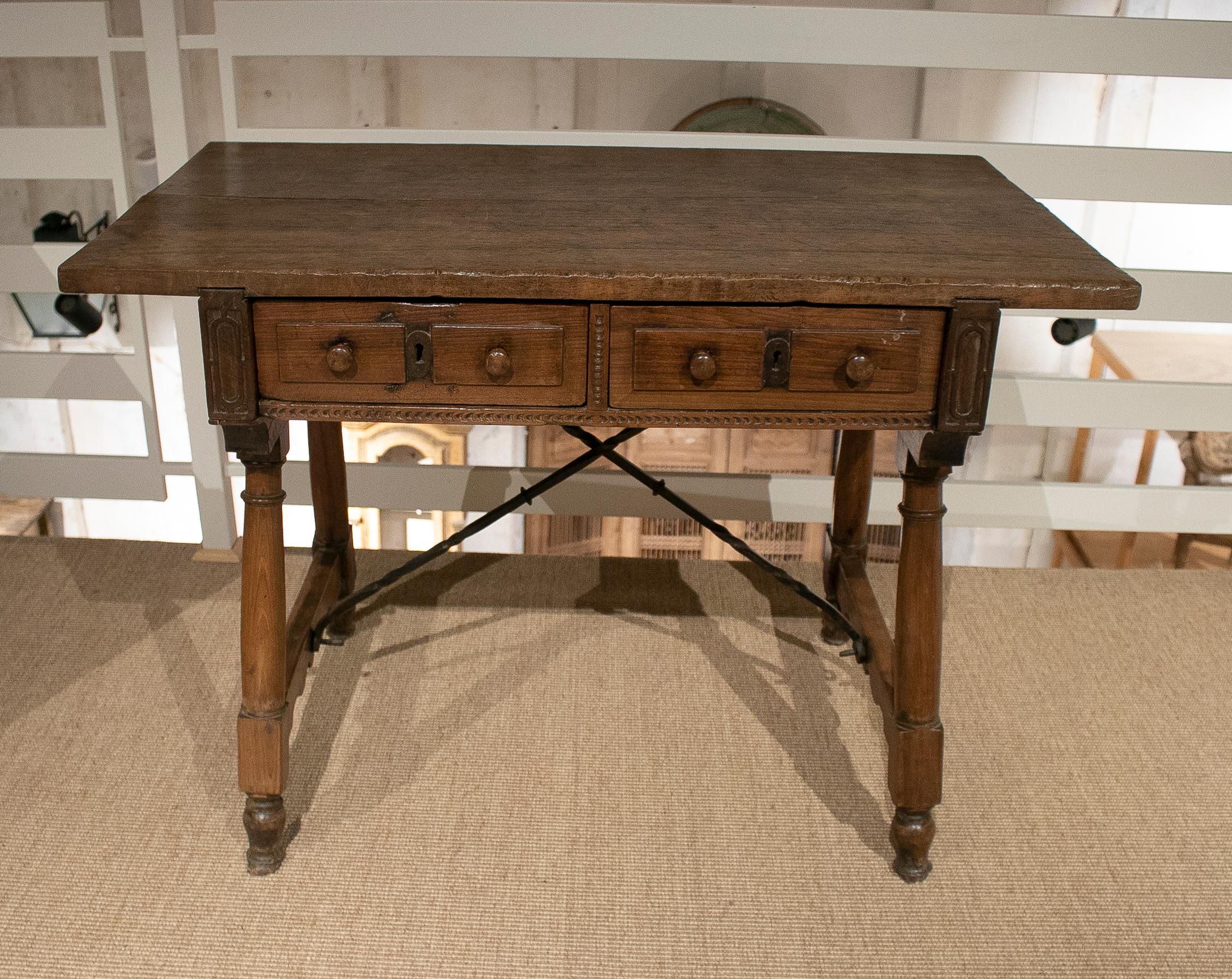 Antiker 2-Schubladen-Tisch aus spanischem Nussbaum des 17. Jahrhunderts mit originalen Eisenbeschlägen.
