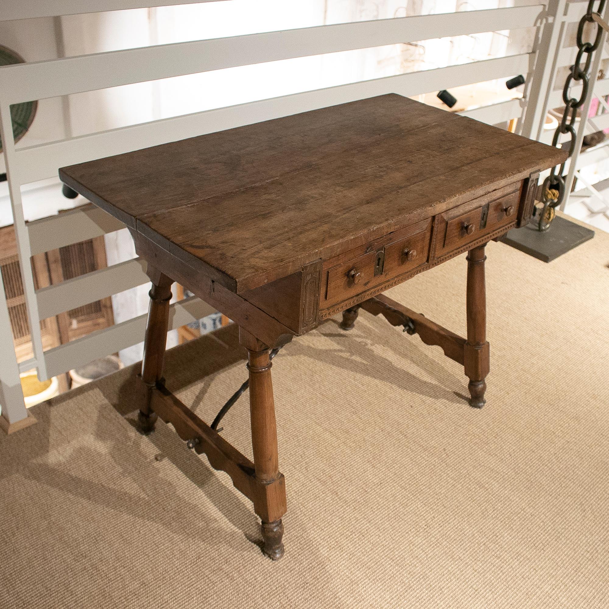 Spanischer 2-Schubladen-Tisch aus Nussbaumholz mit originalen Eisenbeschlägen aus dem 17. Jahrhundert (18. Jahrhundert und früher) im Angebot