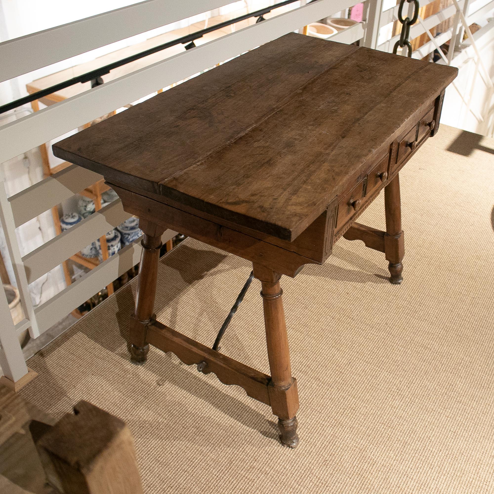 Spanischer 2-Schubladen-Tisch aus Nussbaumholz mit originalen Eisenbeschlägen aus dem 17. Jahrhundert (Walnuss) im Angebot