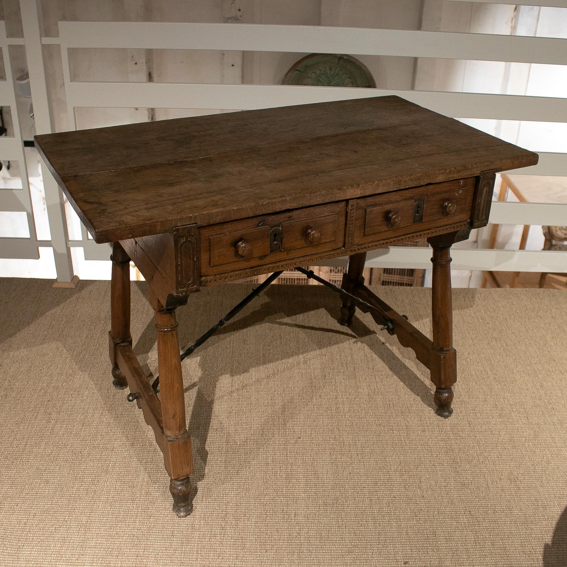 Spanischer 2-Schubladen-Tisch aus Nussbaumholz mit originalen Eisenbeschlägen aus dem 17. Jahrhundert im Angebot 1
