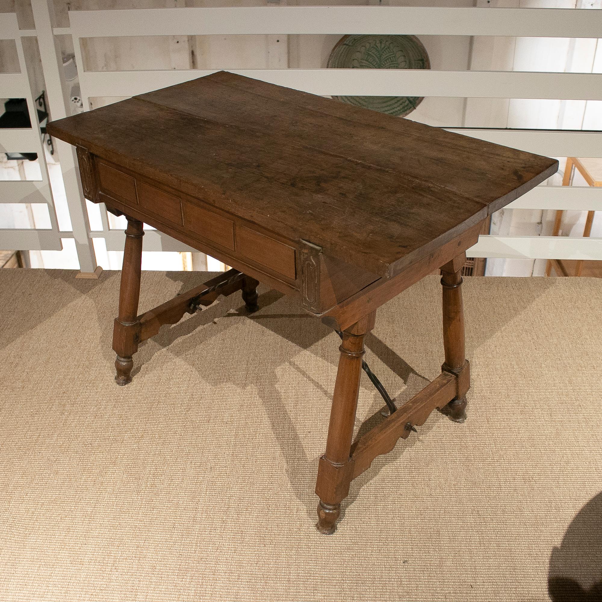 Spanischer 2-Schubladen-Tisch aus Nussbaumholz mit originalen Eisenbeschlägen aus dem 17. Jahrhundert im Angebot 2