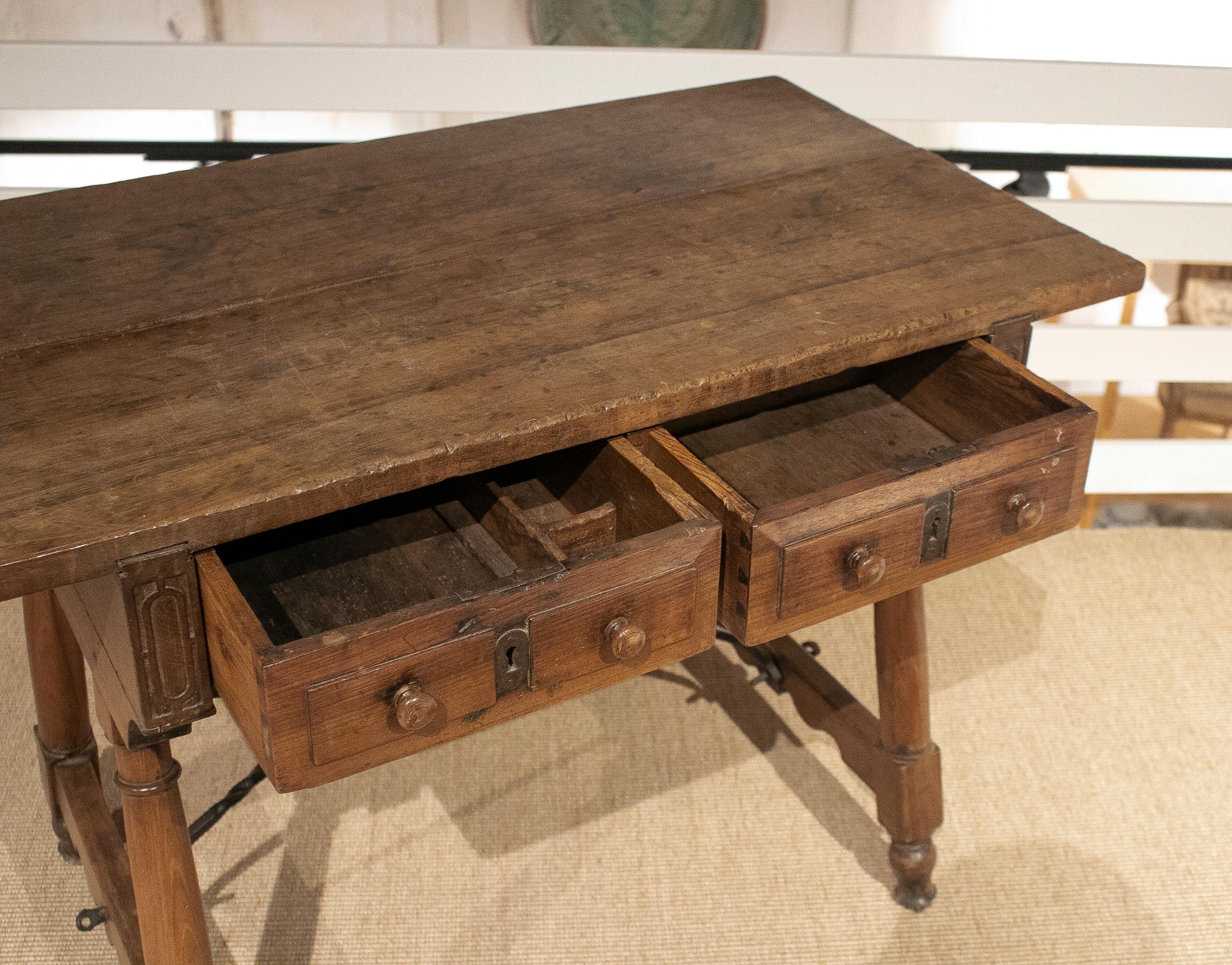 Spanischer 2-Schubladen-Tisch aus Nussbaumholz mit originalen Eisenbeschlägen aus dem 17. Jahrhundert im Angebot 3