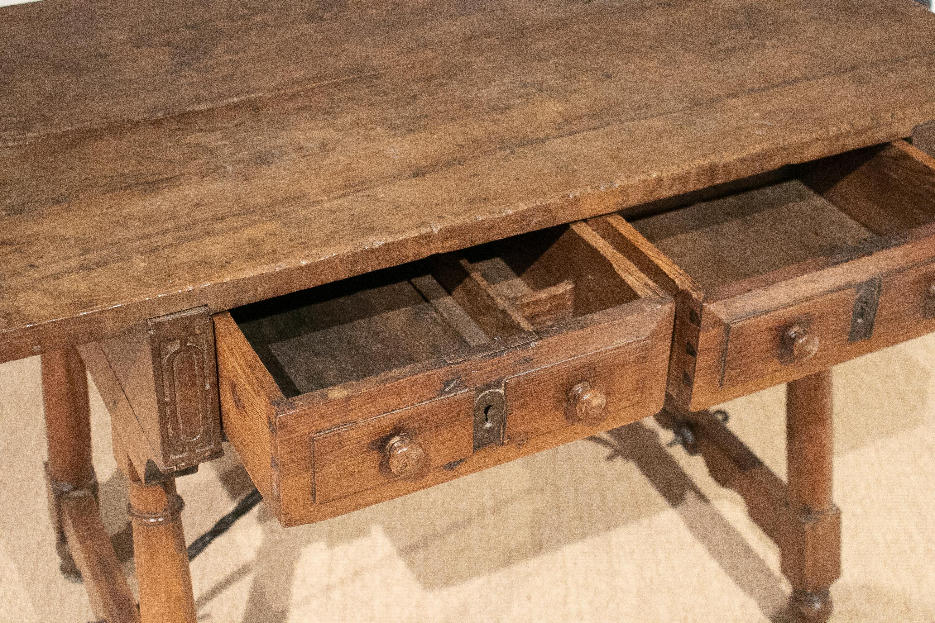 Spanischer 2-Schubladen-Tisch aus Nussbaumholz mit originalen Eisenbeschlägen aus dem 17. Jahrhundert im Angebot 4