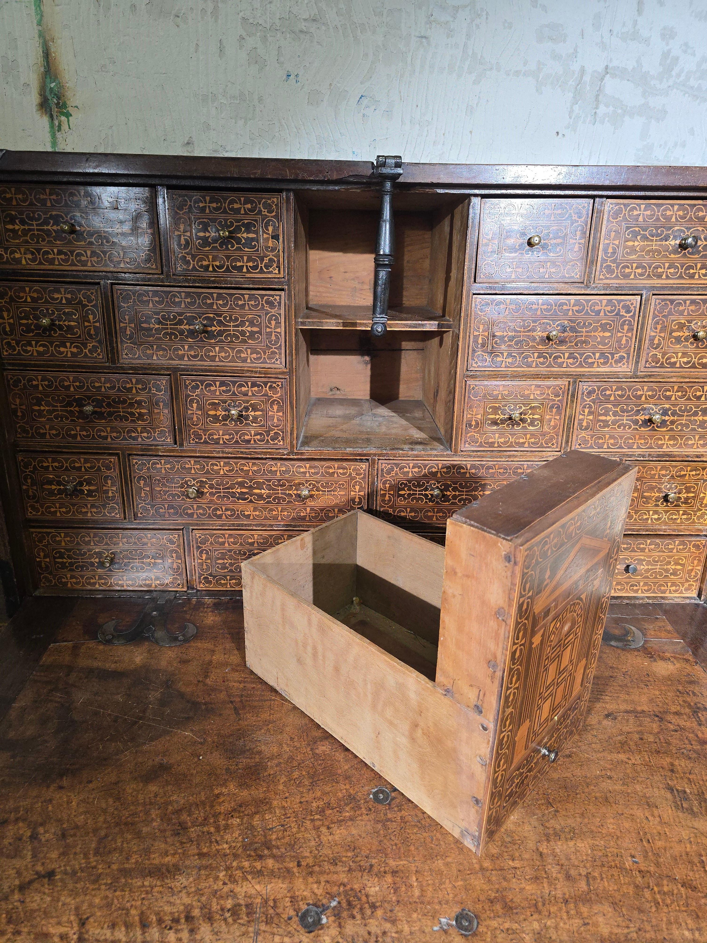 Armadio in legno di noce e legno esotico del XVII secolo con interni intarsiati in vendita 5