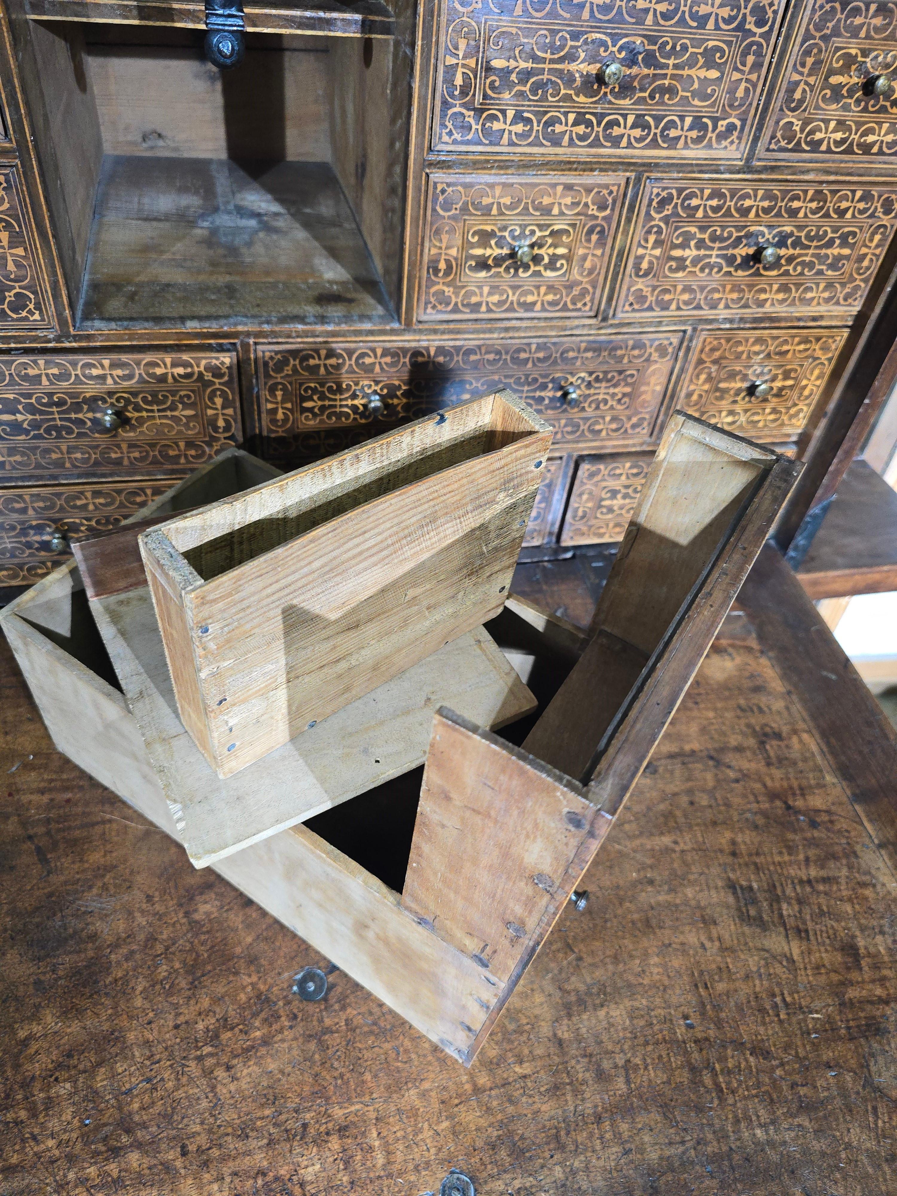 Armadio in legno di noce e legno esotico del XVII secolo con interni intarsiati in vendita 6