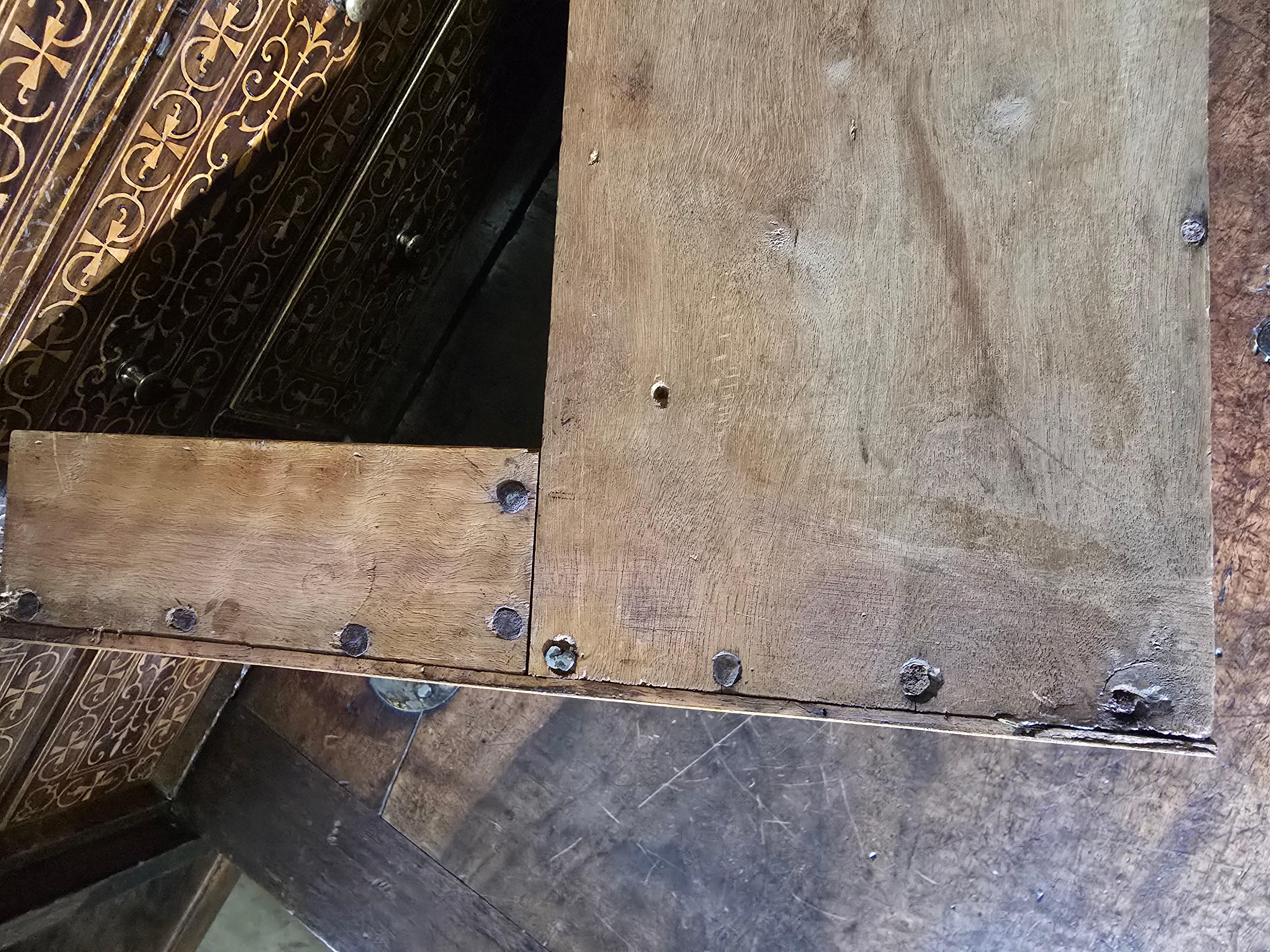 Armadio in legno di noce e legno esotico del XVII secolo con interni intarsiati in vendita 7