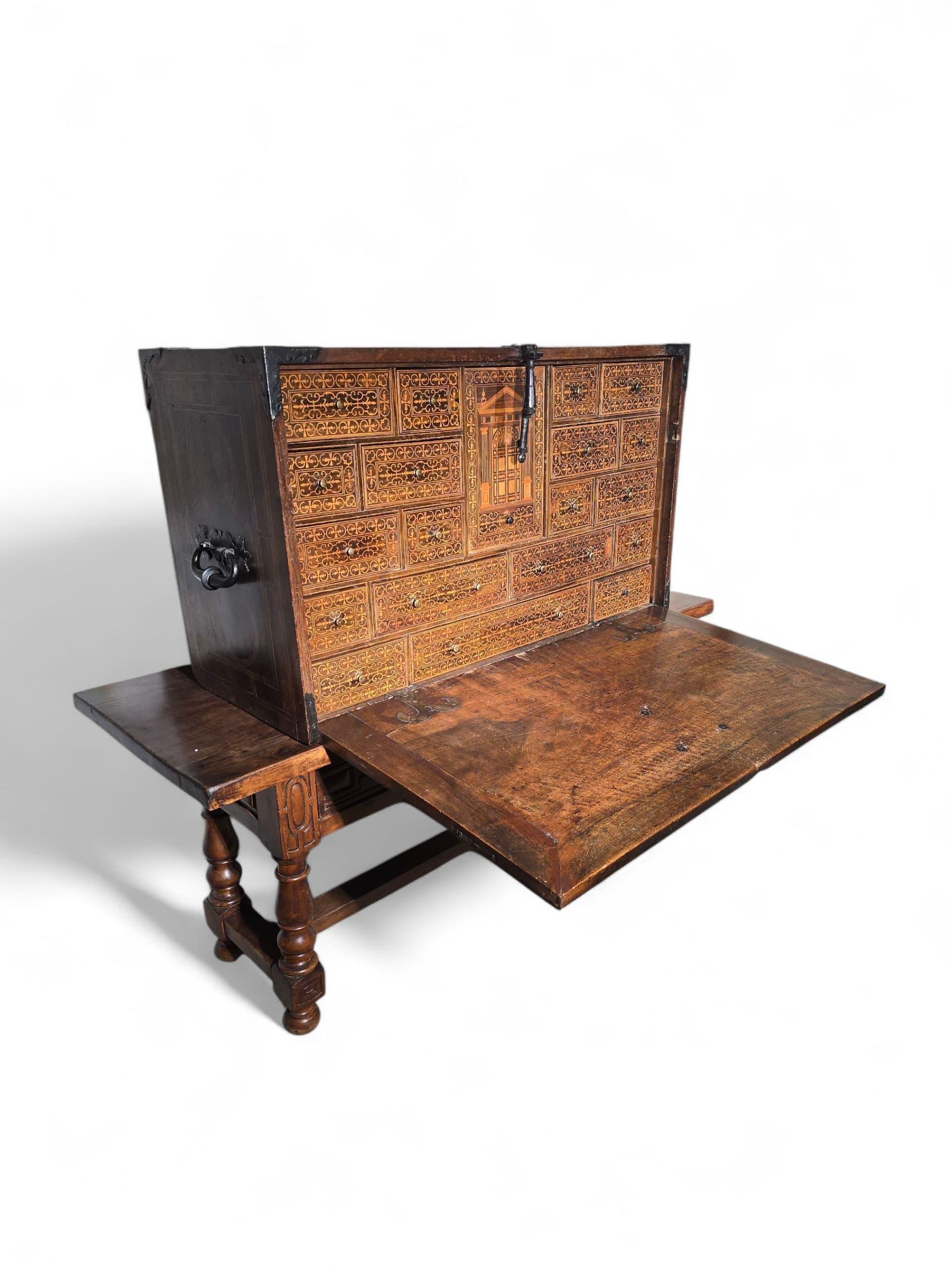 Armadio in legno di noce e legno esotico del XVII secolo con interni intarsiati in vendita 8