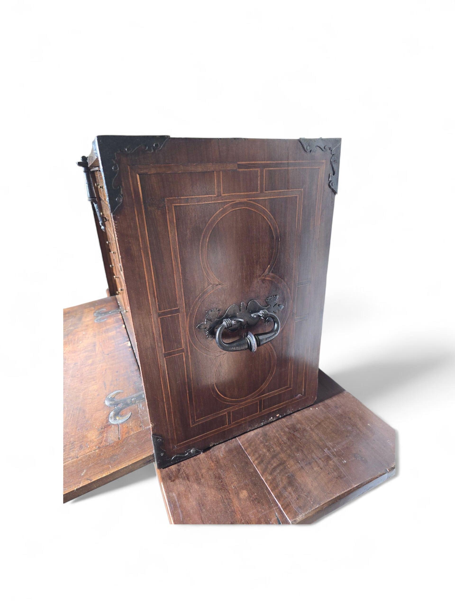 Armadio in legno di noce e legno esotico del XVII secolo con interni intarsiati in vendita 9