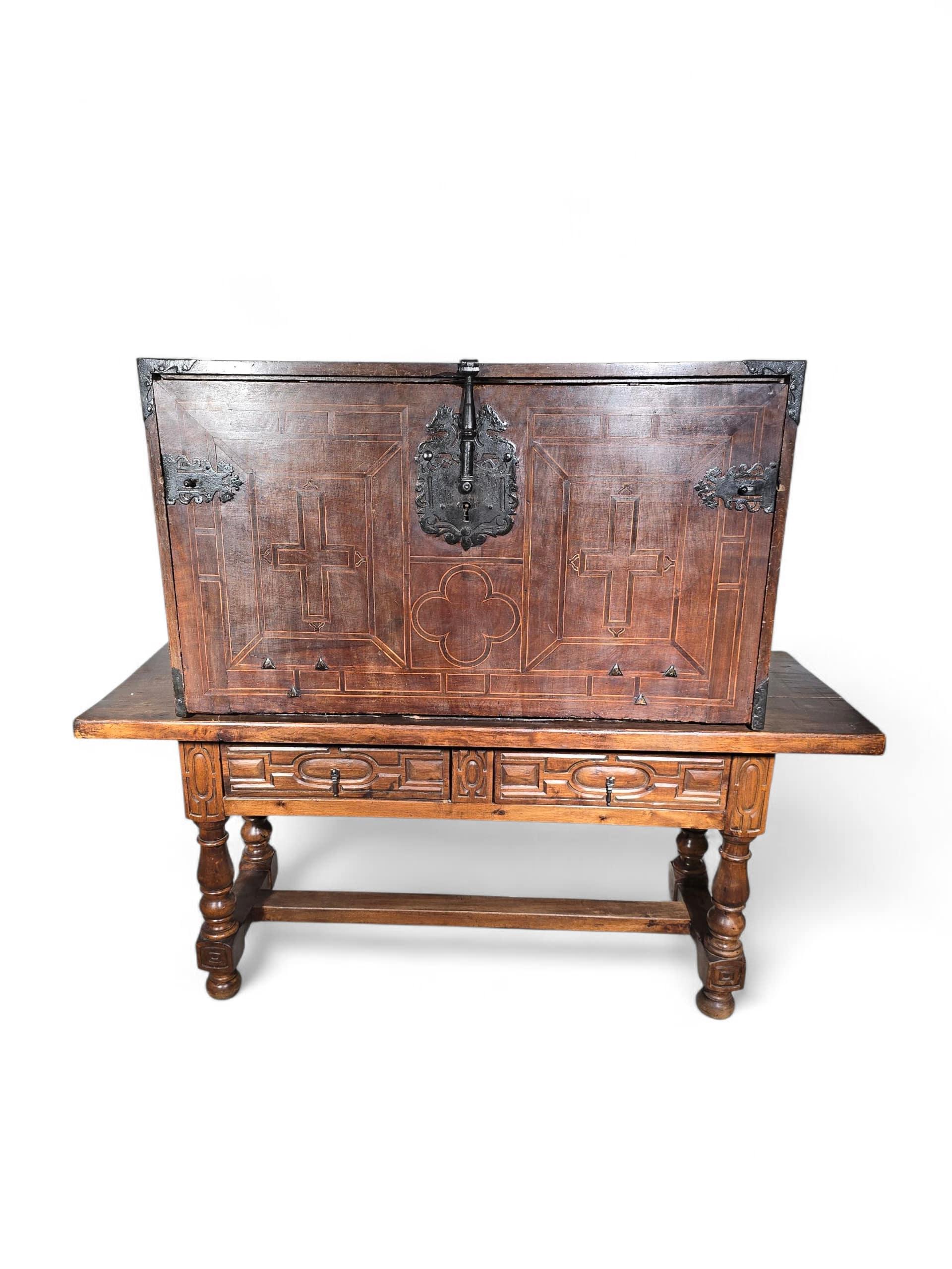 Elegante mobile spagnolo (vargueño) del XVII secolo, finemente lavorato in noce e Wood esotici.
La parte anteriore presenta un'anta a ribalta che si apre per rivelare un interno squisitamente decorato con intarsi in legno di limone, numerosi piccoli