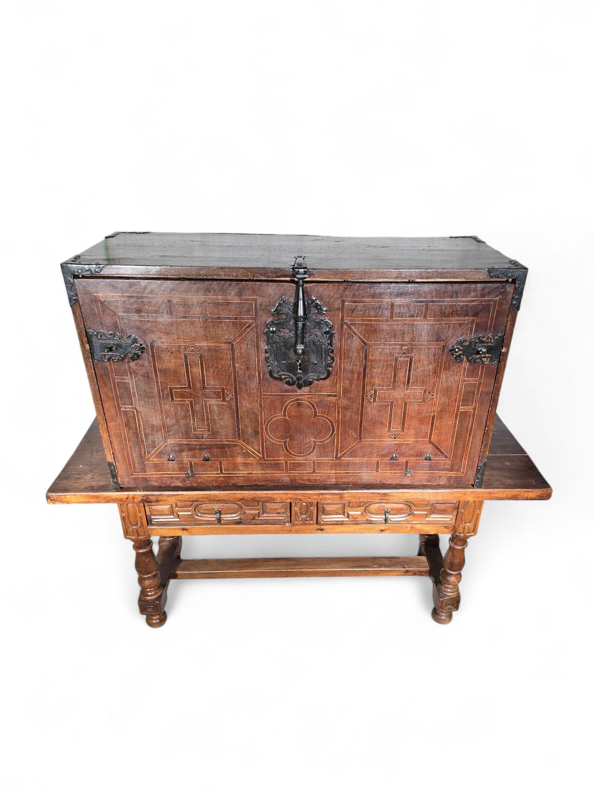 Armadio in legno di noce e legno esotico del XVII secolo con interni intarsiati In condizioni buone in vendita a Madrid, ES