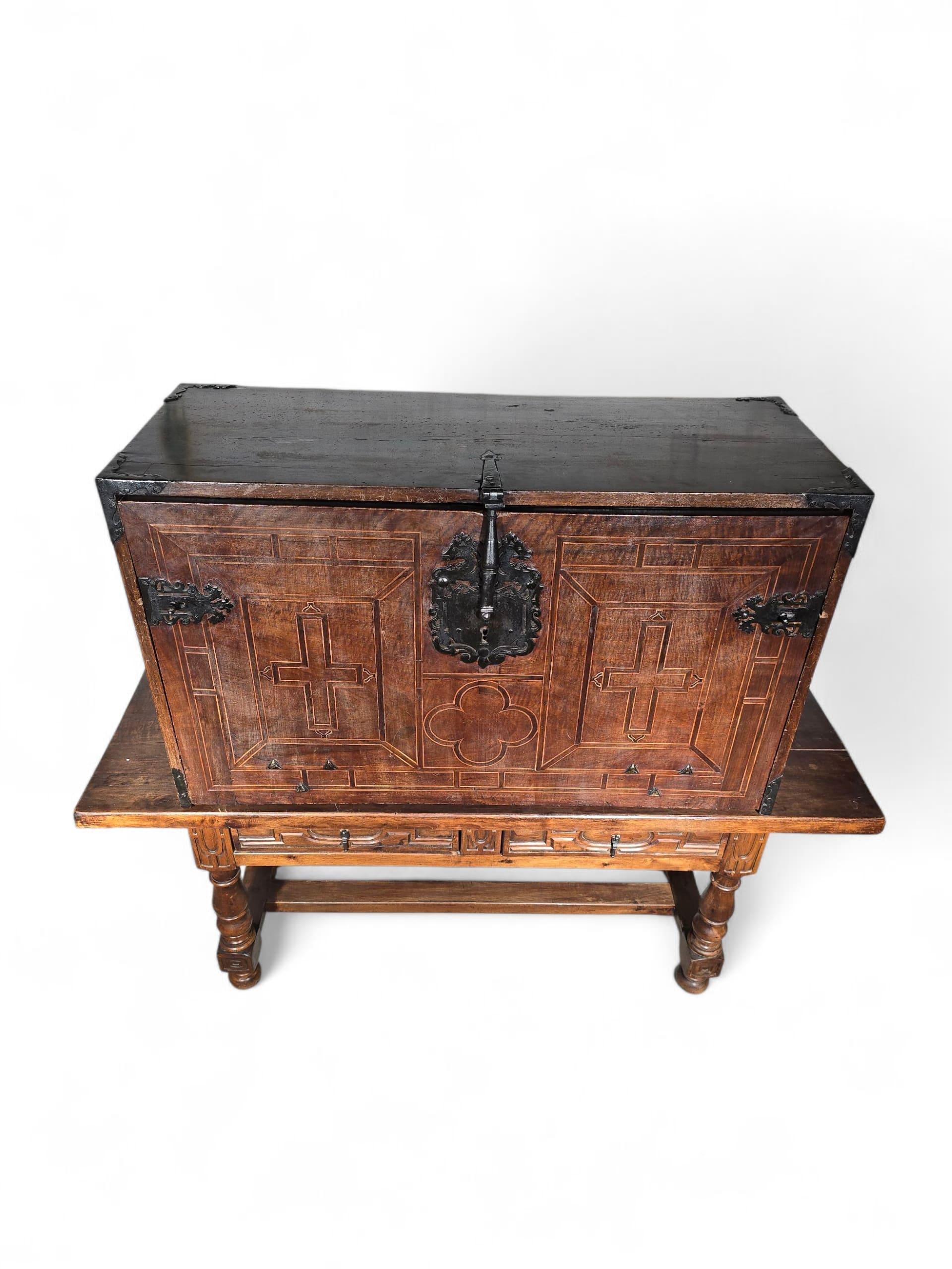 Fino al XVIII secolo Armadio in legno di noce e legno esotico del XVII secolo con interni intarsiati in vendita