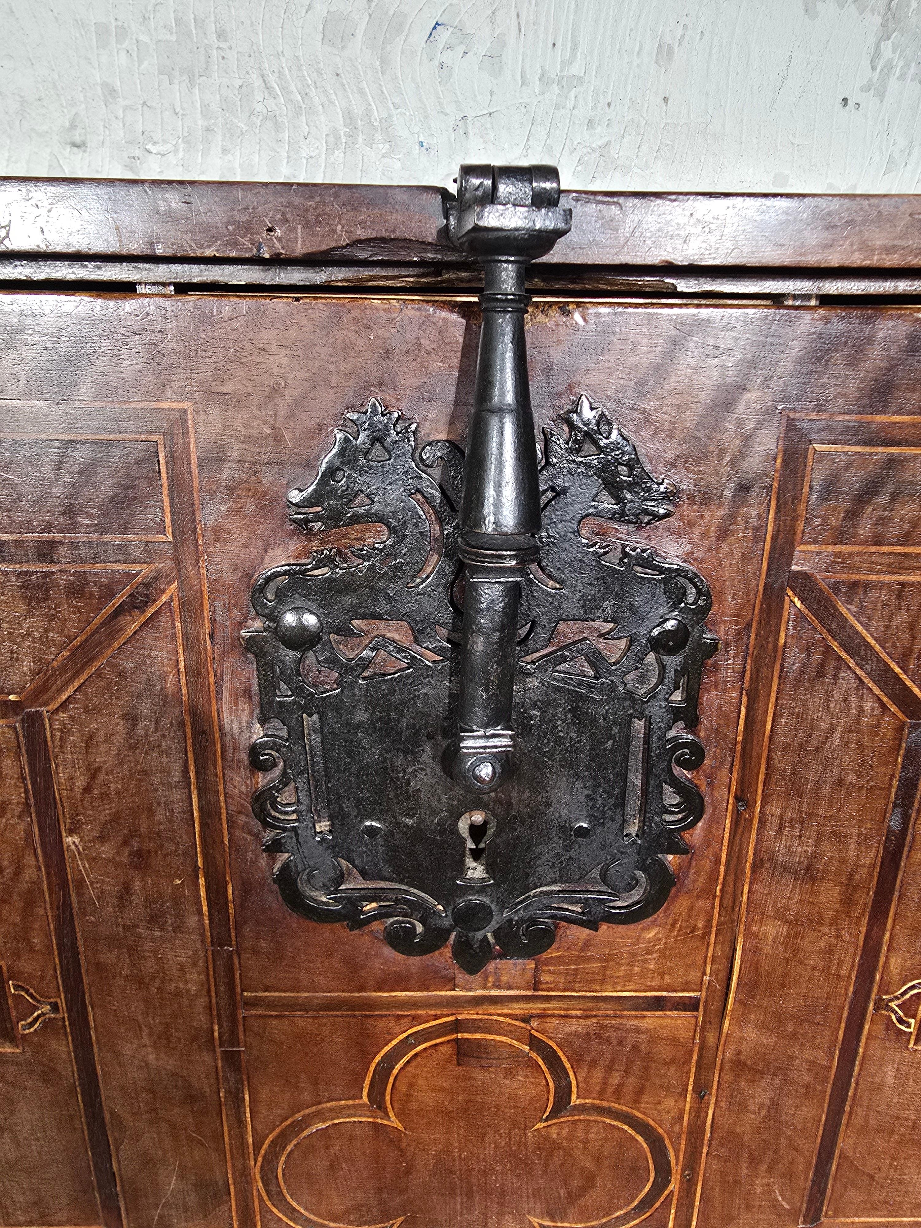 Legno di alberi da frutto Armadio in legno di noce e legno esotico del XVII secolo con interni intarsiati in vendita