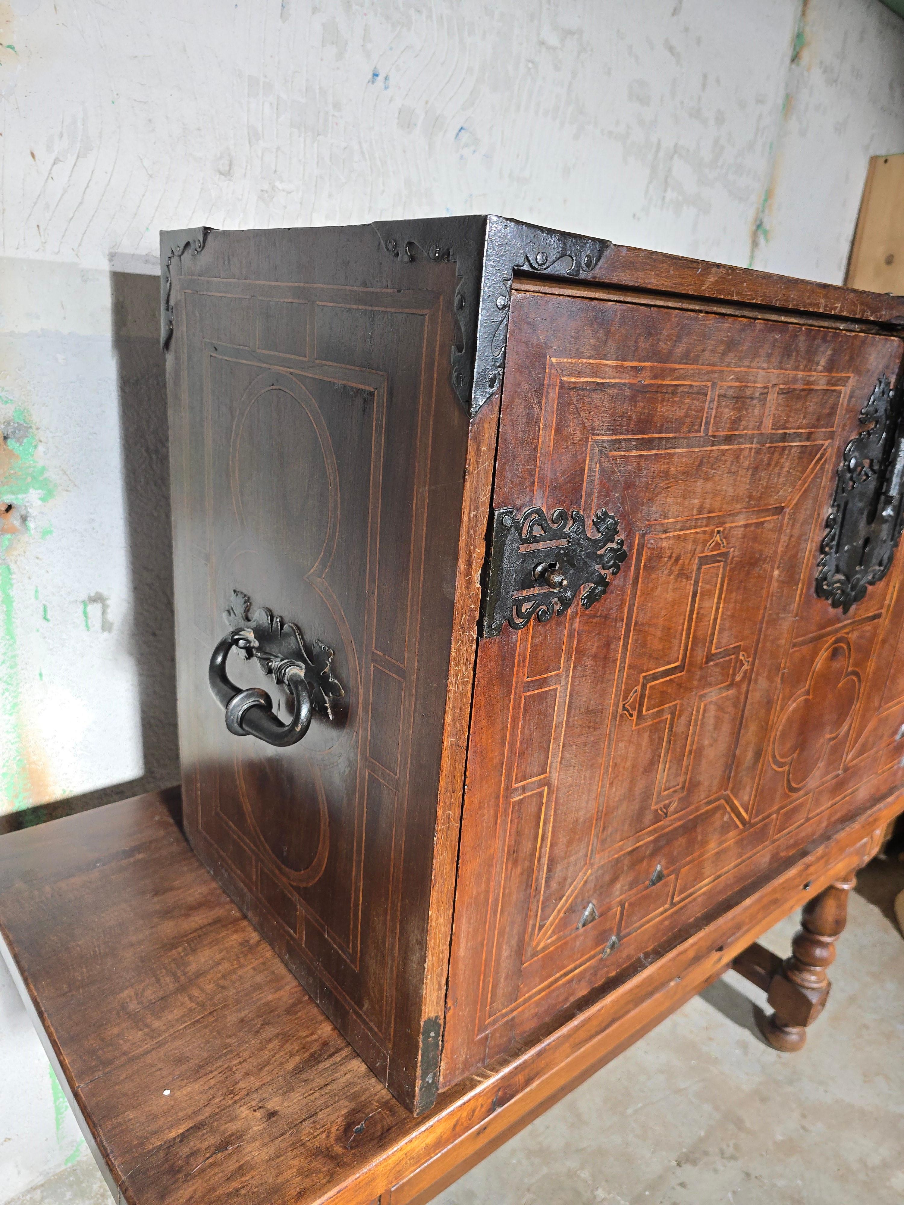 Armadio in legno di noce e legno esotico del XVII secolo con interni intarsiati in vendita 1