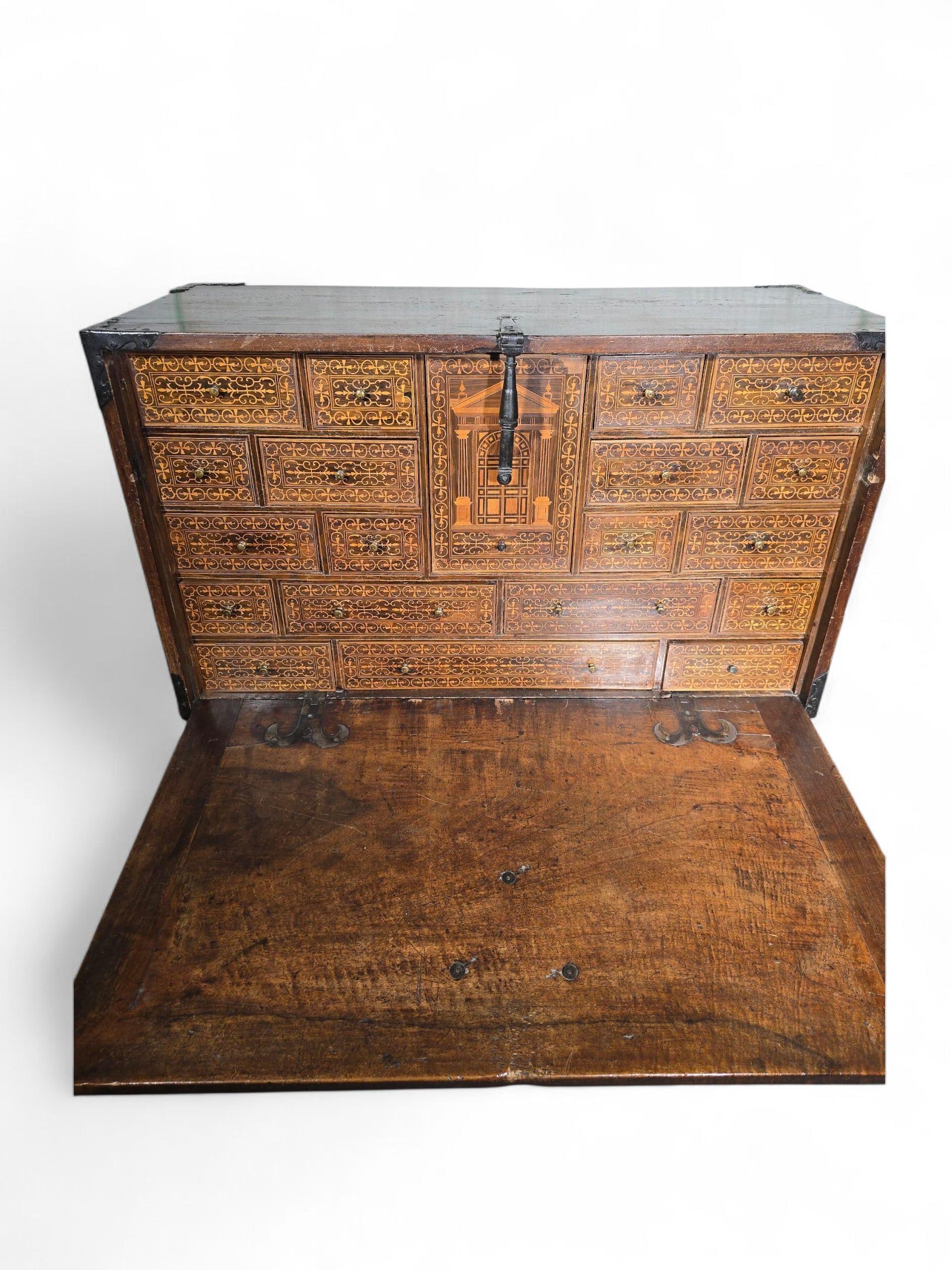 Armadio in legno di noce e legno esotico del XVII secolo con interni intarsiati in vendita 2